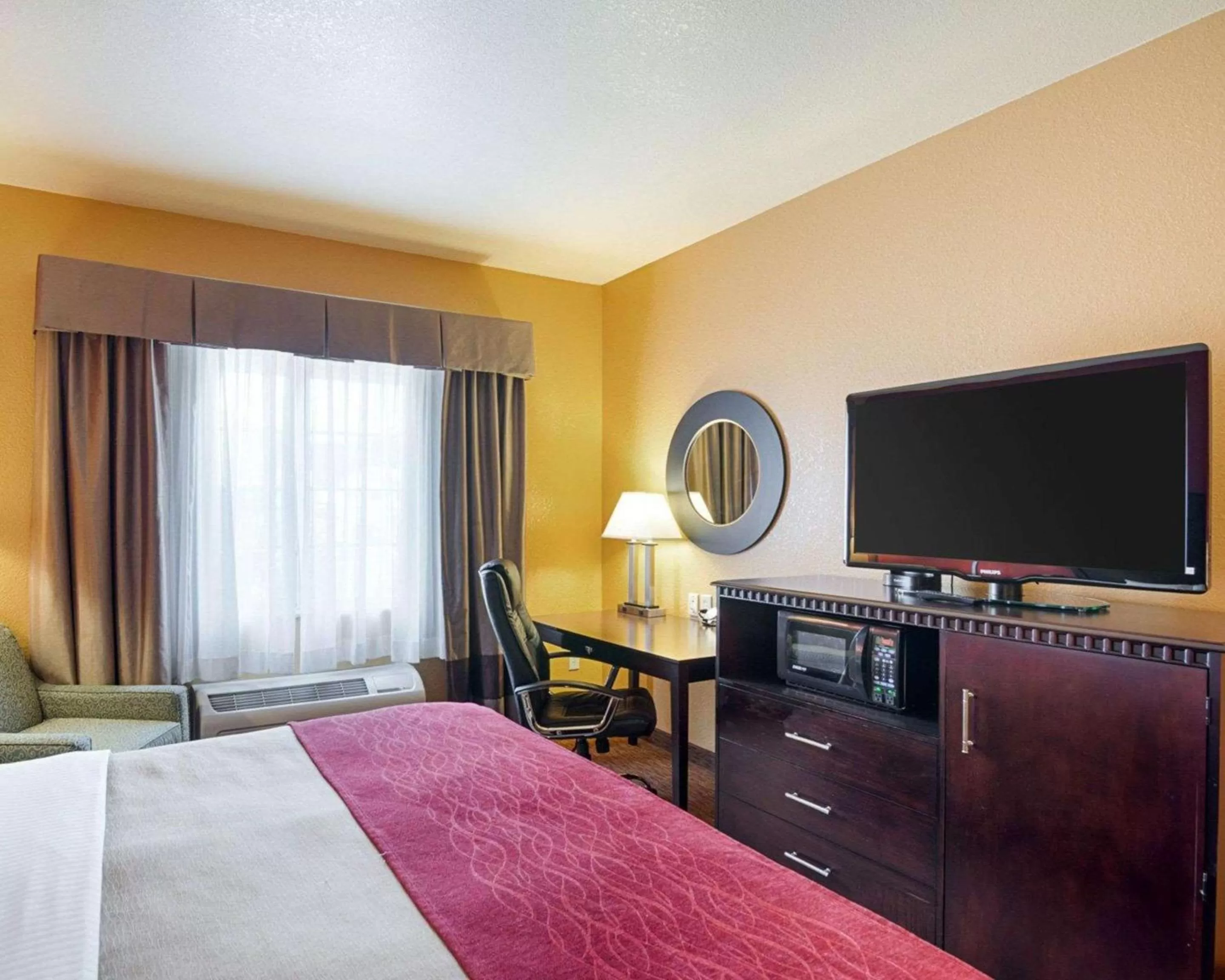 Photo of the whole room, Bed in Comfort Inn & Suites Orange - Montpelier