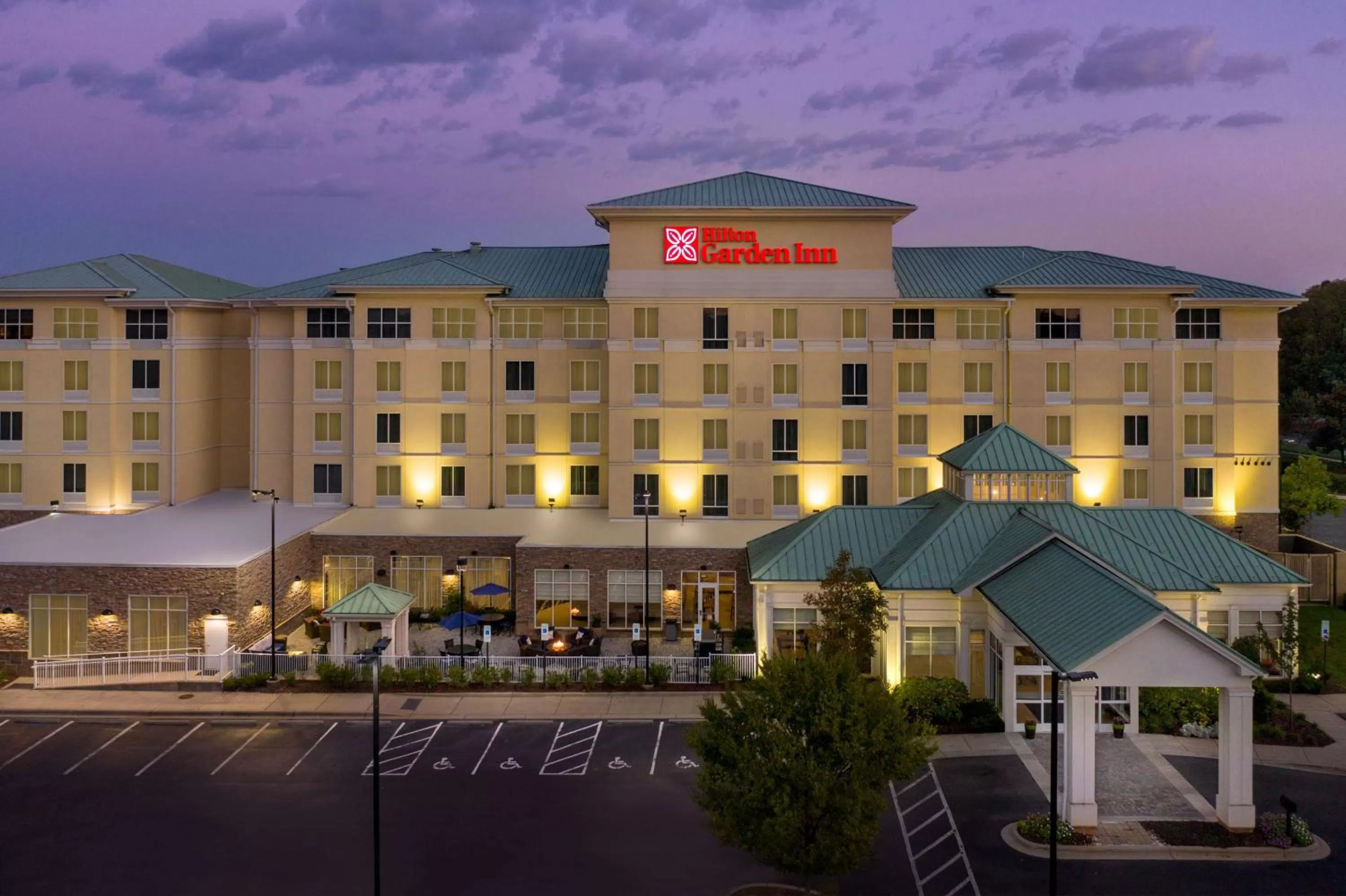 Property building in Hilton Garden Inn Charlotte Airport