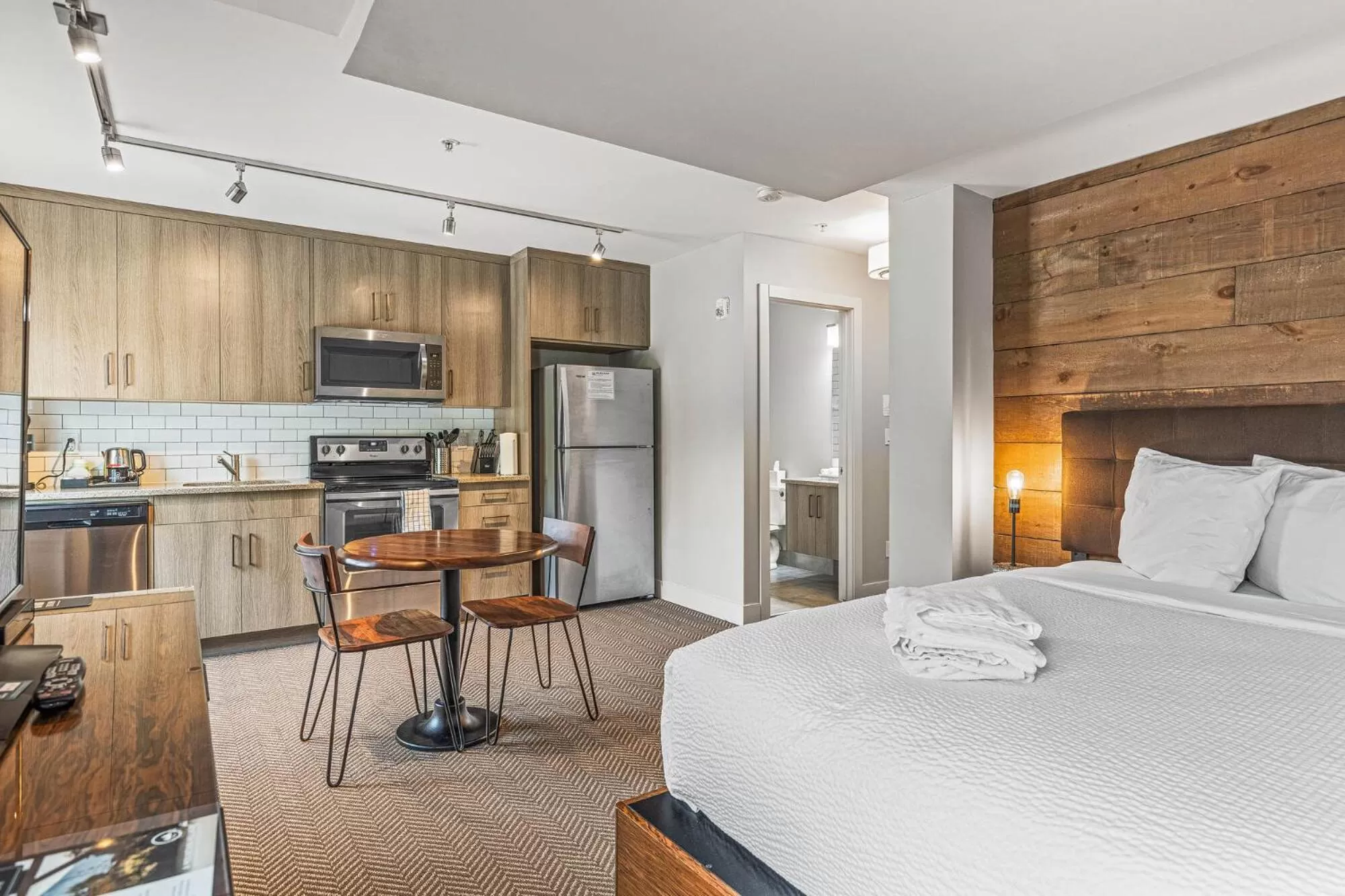 kitchen, Bed in Basecamp Lodge Canmore