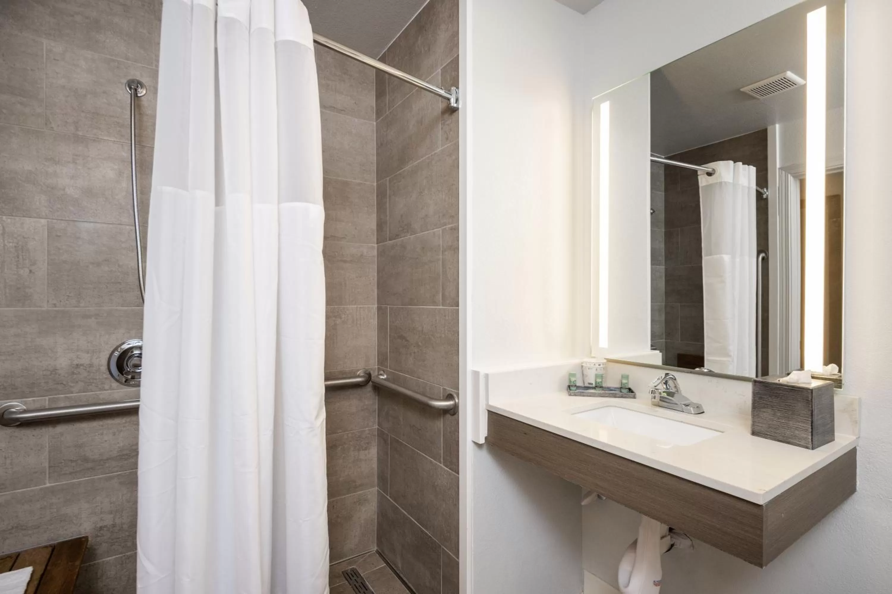 Bathroom in Comfort Inn Hayward - Oakland South