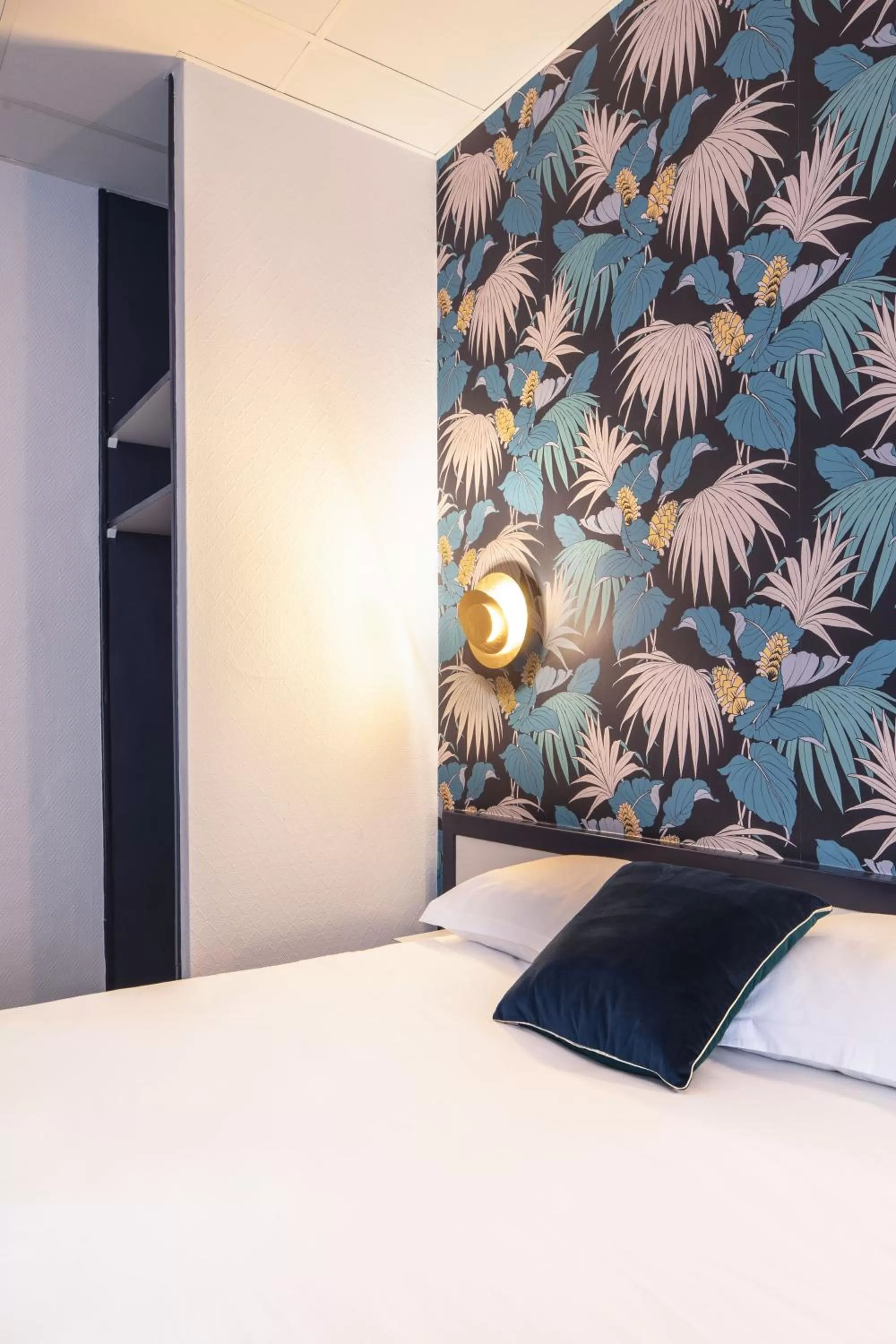 Bedroom, Bed in Hôtel Lanjuinais