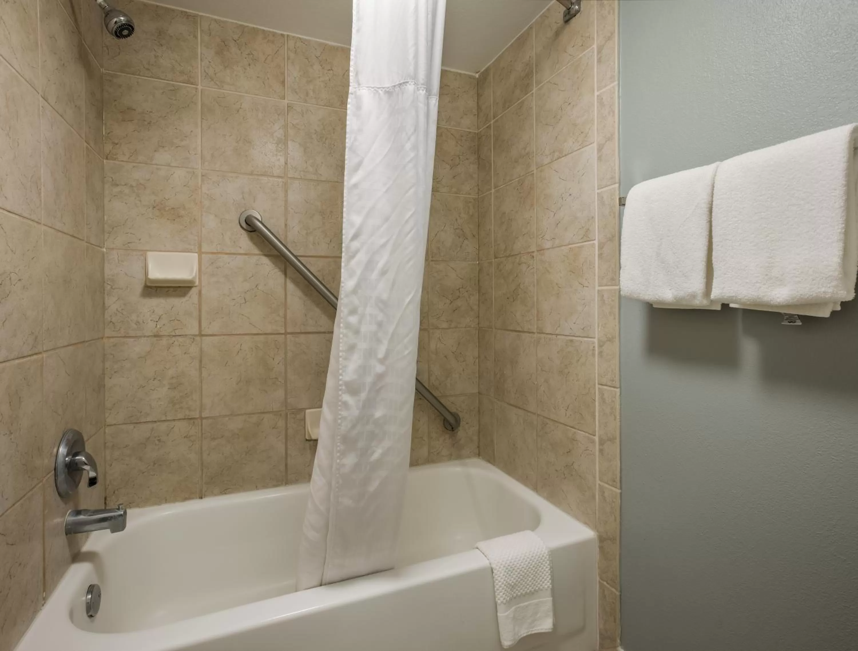 Bath in MainStay Suites Savannah Midtown