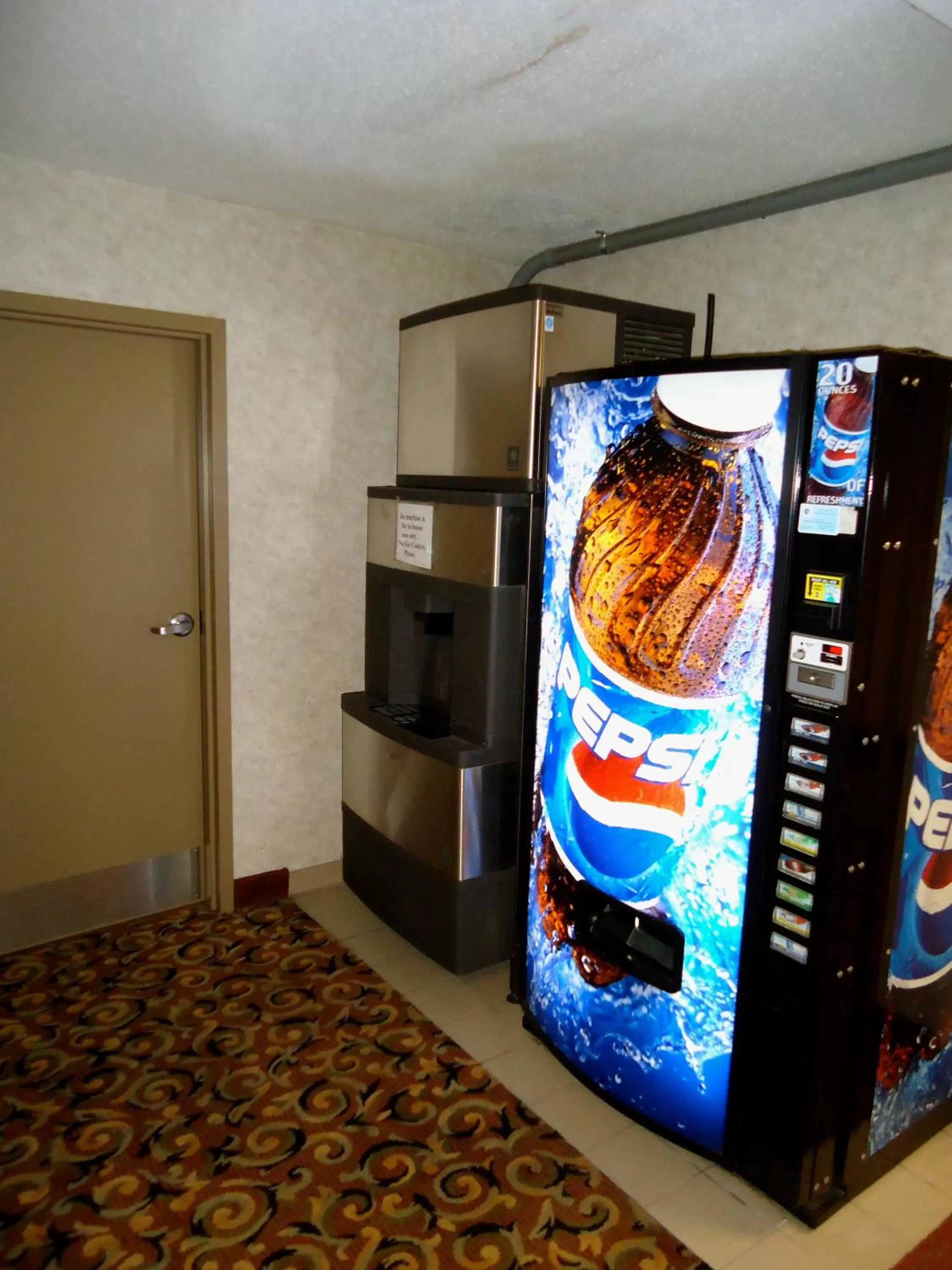 Food and drinks in Super 8 by Wyndham Niagara Falls