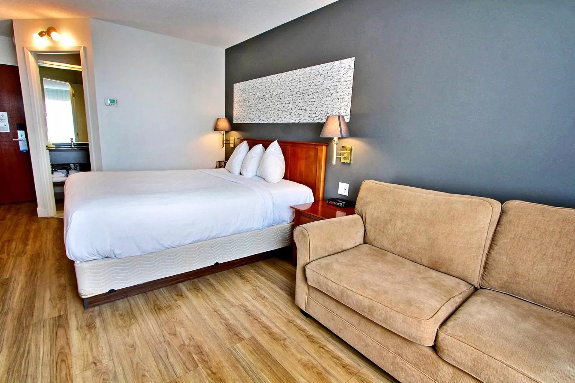 Photo of the whole room, Bed in Hôtel l'Empress