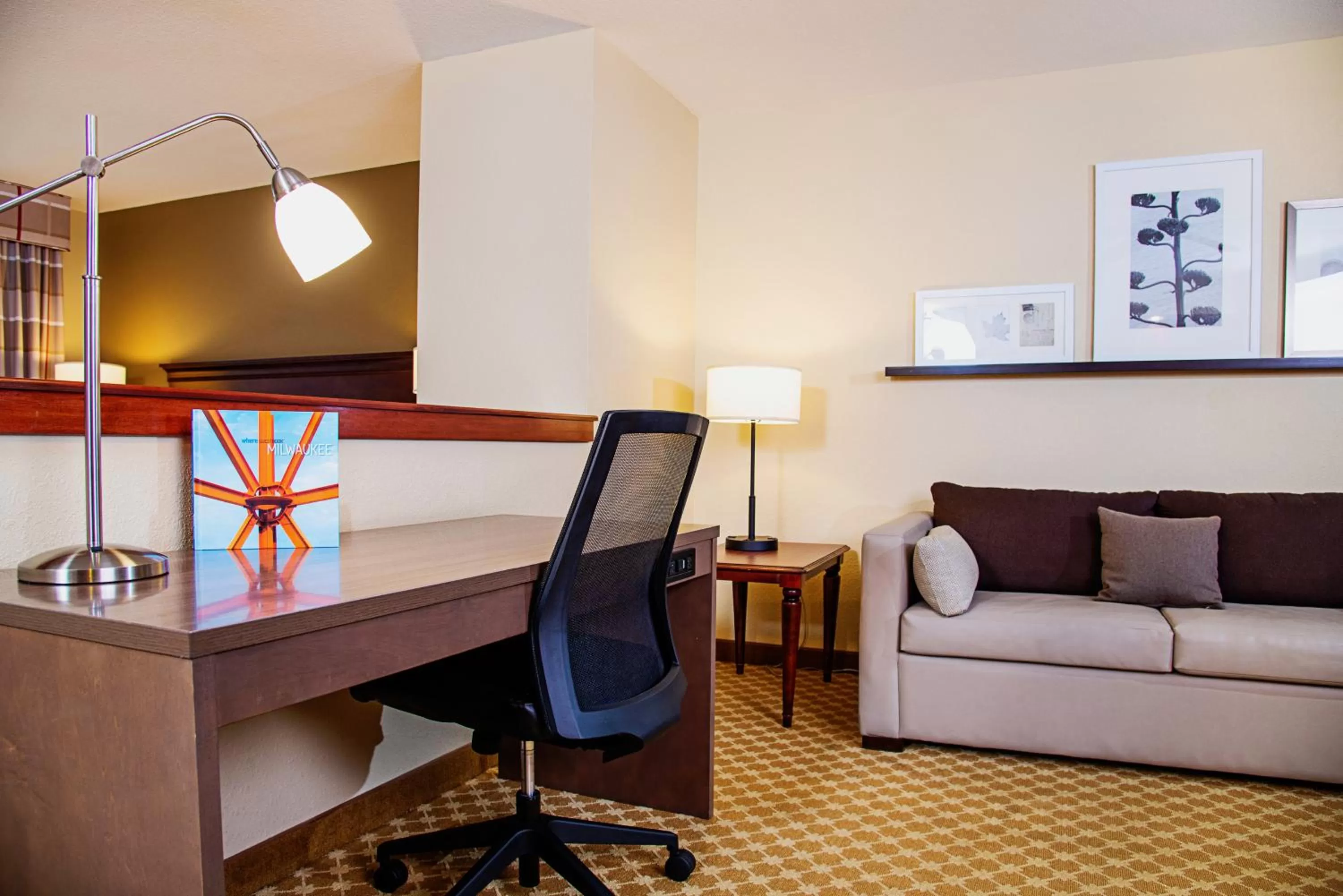 Seating area in Country Inn & Suites by Radisson, Milwaukee West Brookfield , WI
