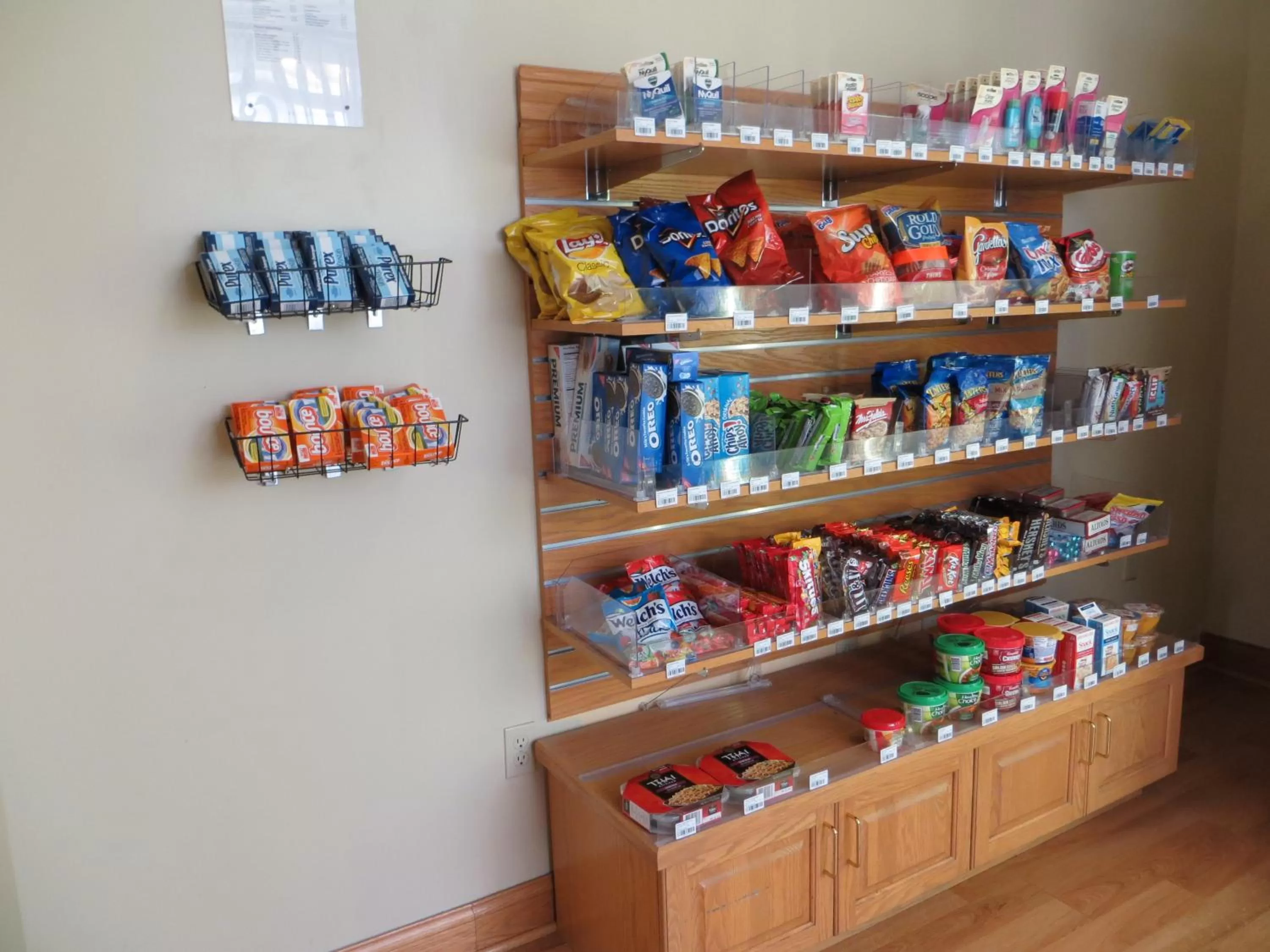 On-site shops in Country Inn & Suites by Radisson, Orlando Airport, FL