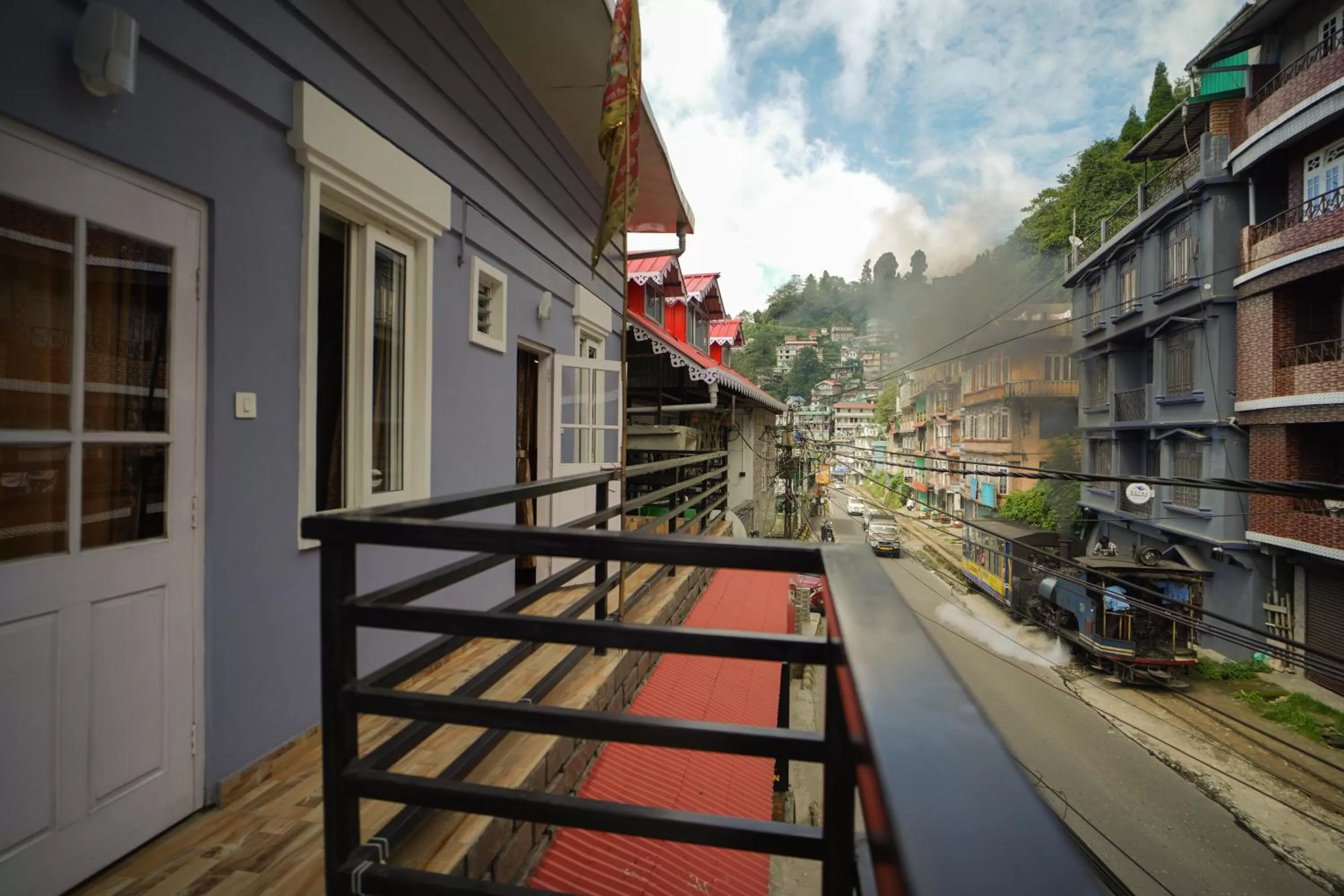 Property building in Hotel Hill Queen near Sherpa Gumba Darjeeling Mall 5 Min Couple Friendly
