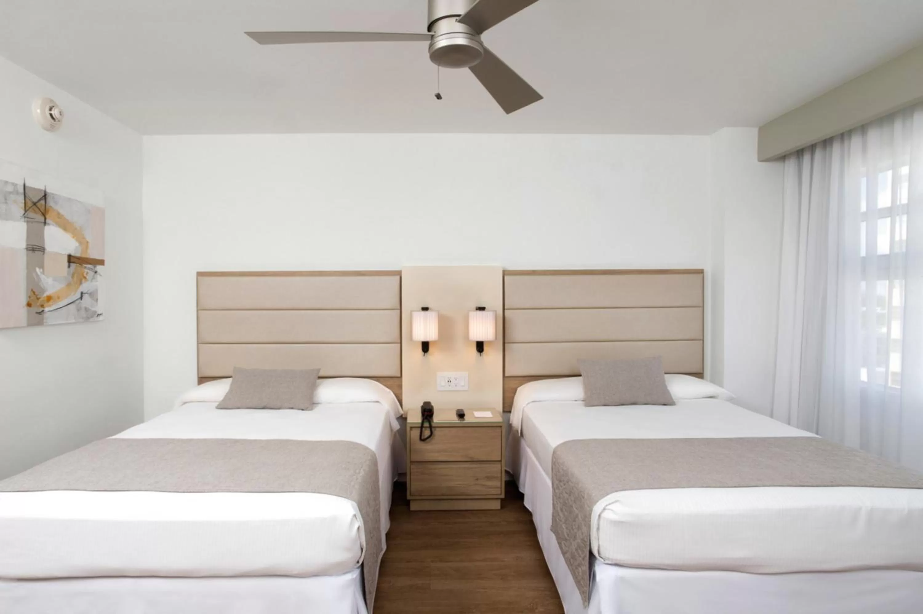 Photo of the whole room, Bed in Riu Plaza Miami Beach