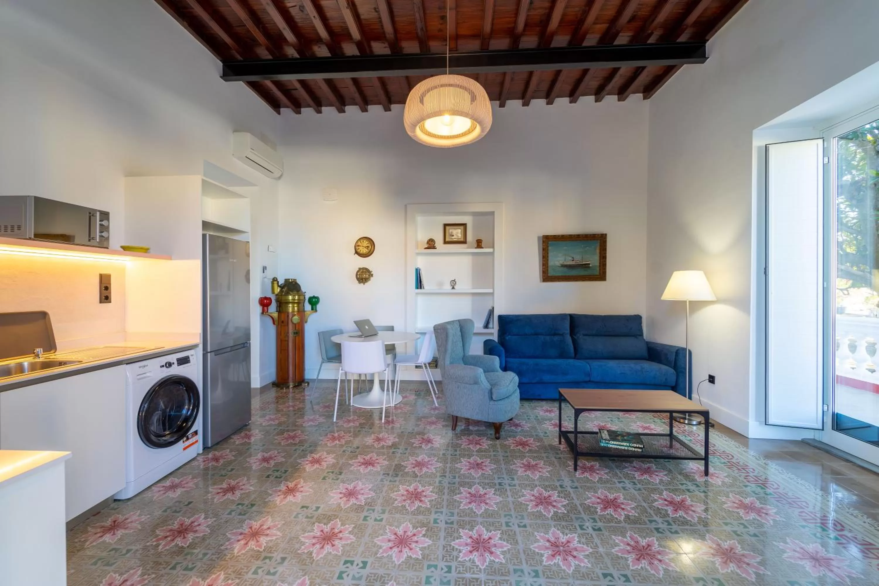 Kitchen or kitchenette, Seating Area in Albor Suites