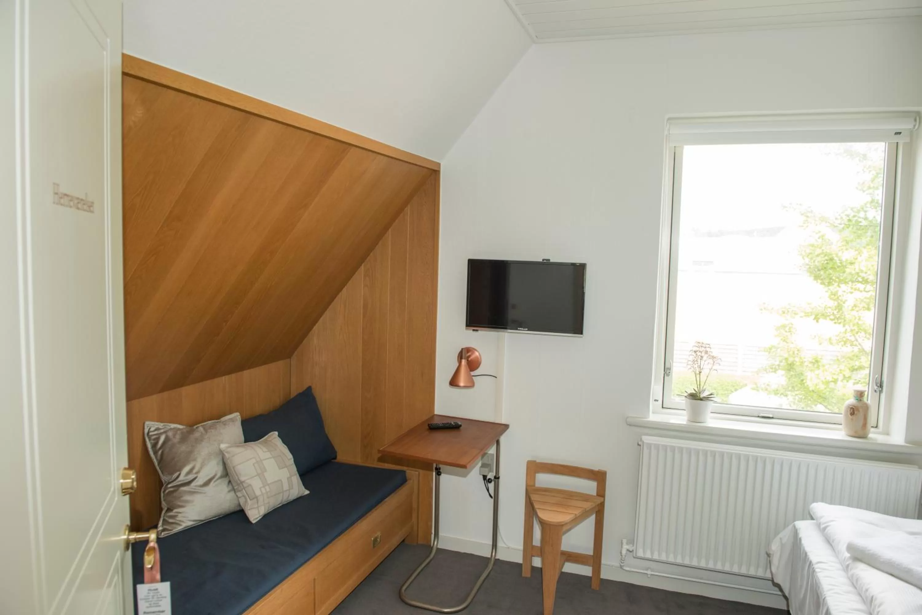 Bed, Seating Area in Herligheden