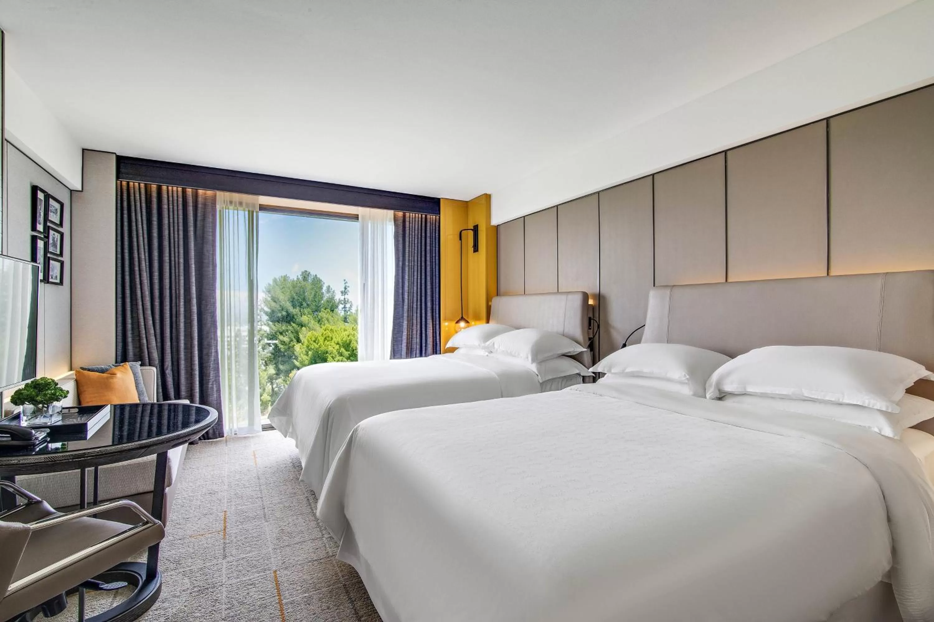 Photo of the whole room, Bed in Sheraton Universal