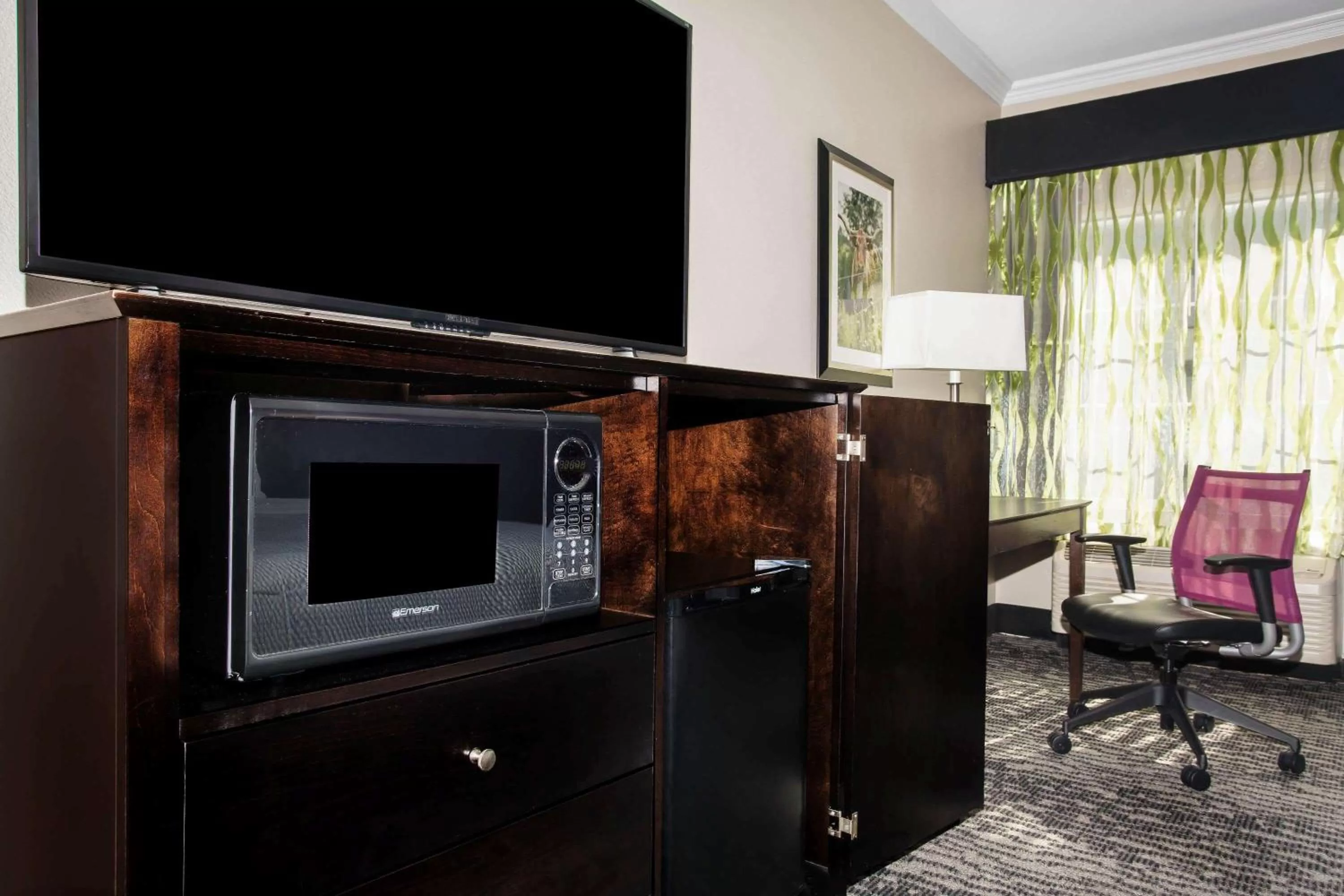 Photo of the whole room in La Quinta by Wyndham Columbus TX