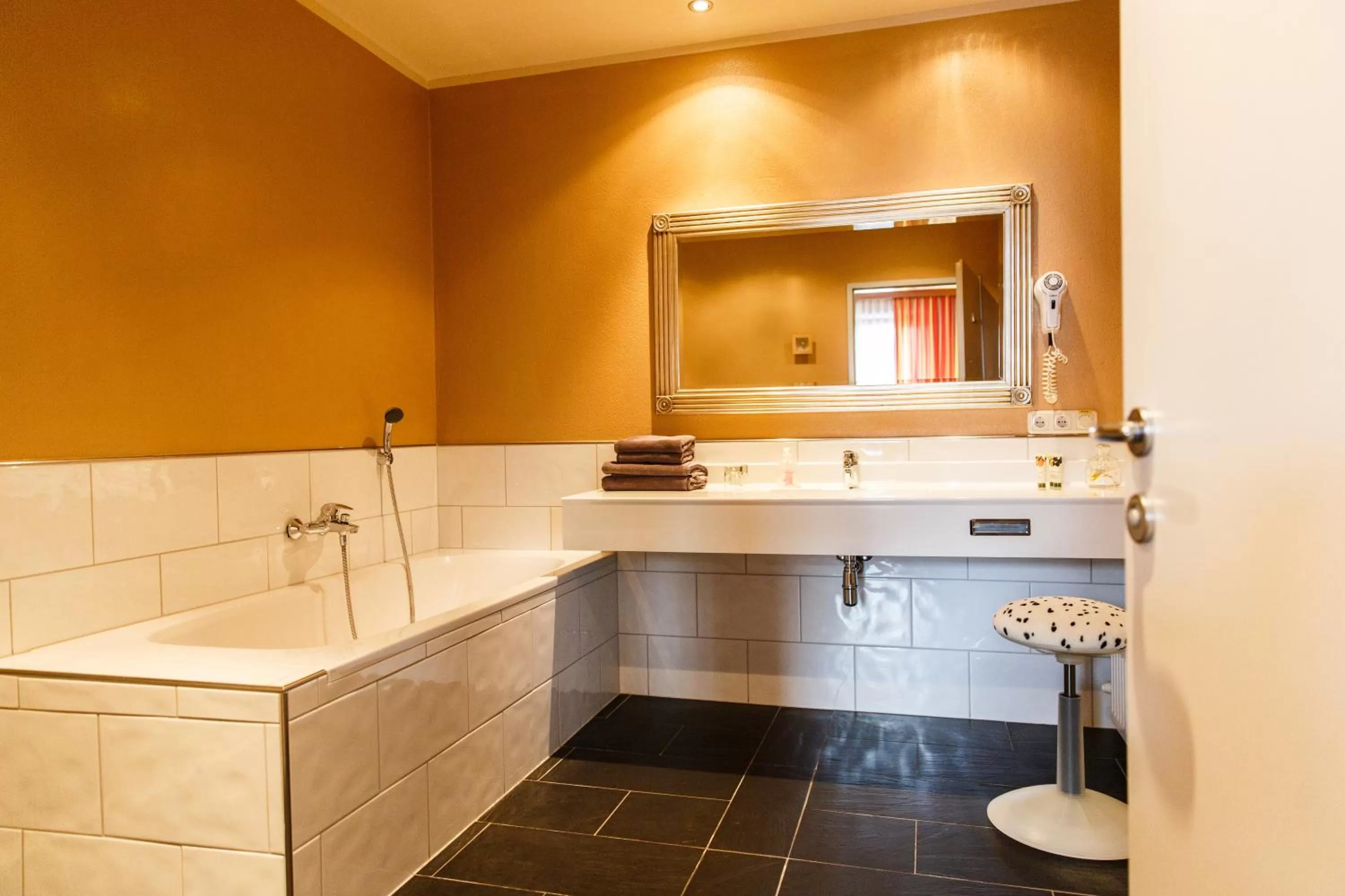 Photo of the whole room, Kitchen/Kitchenette in Hotel Salzburg