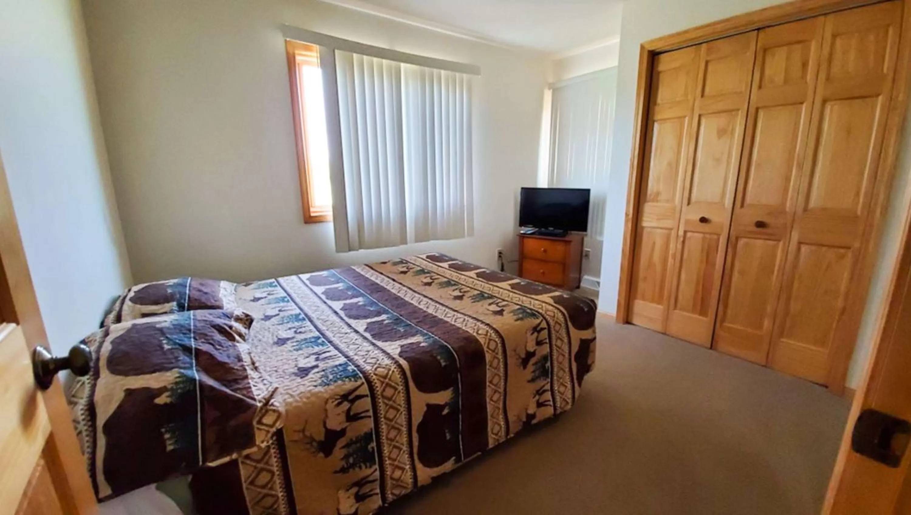 Photo of the whole room, Bed in Jasper Ridge Inn Ishpeming