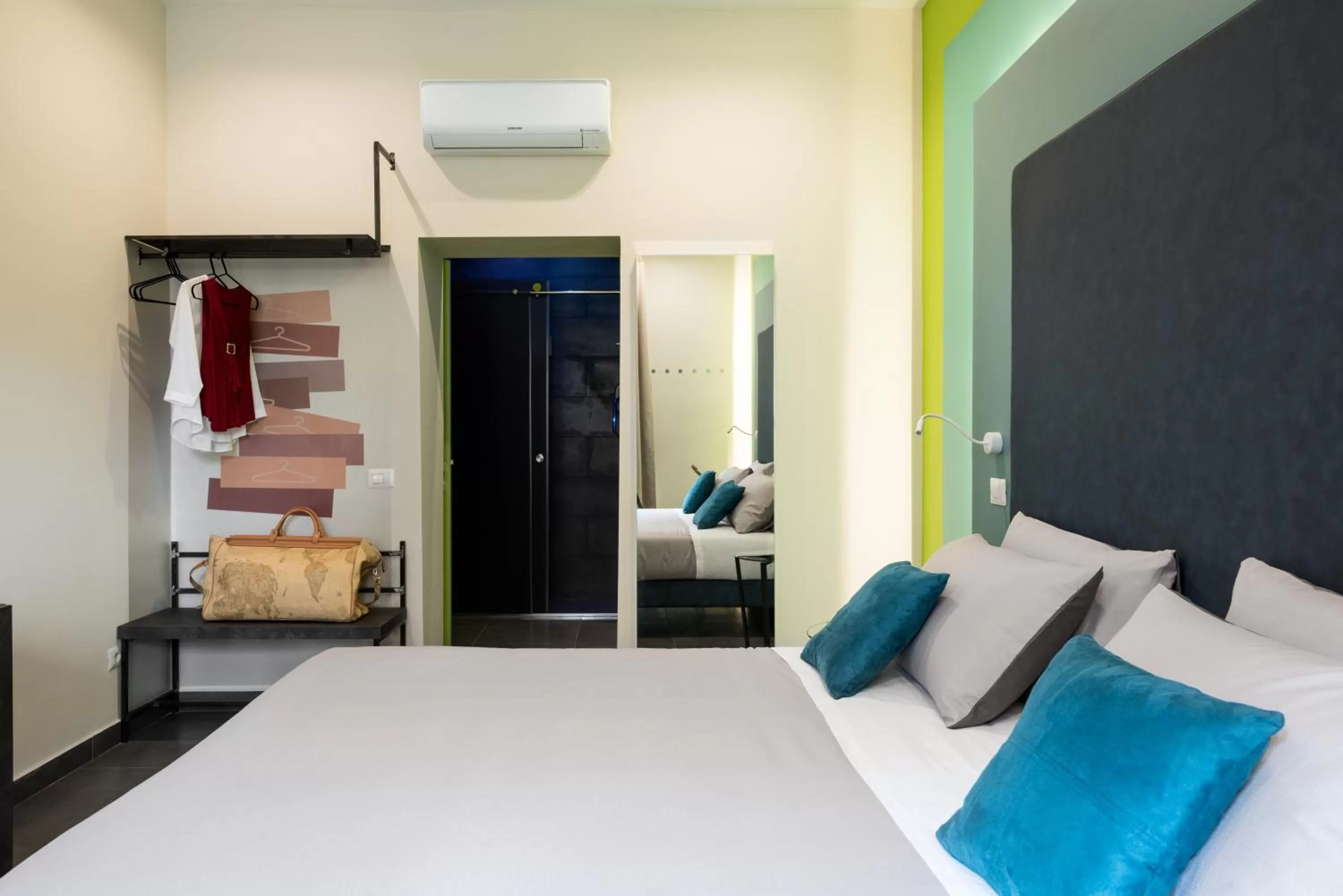 Bed in Circle in the Square