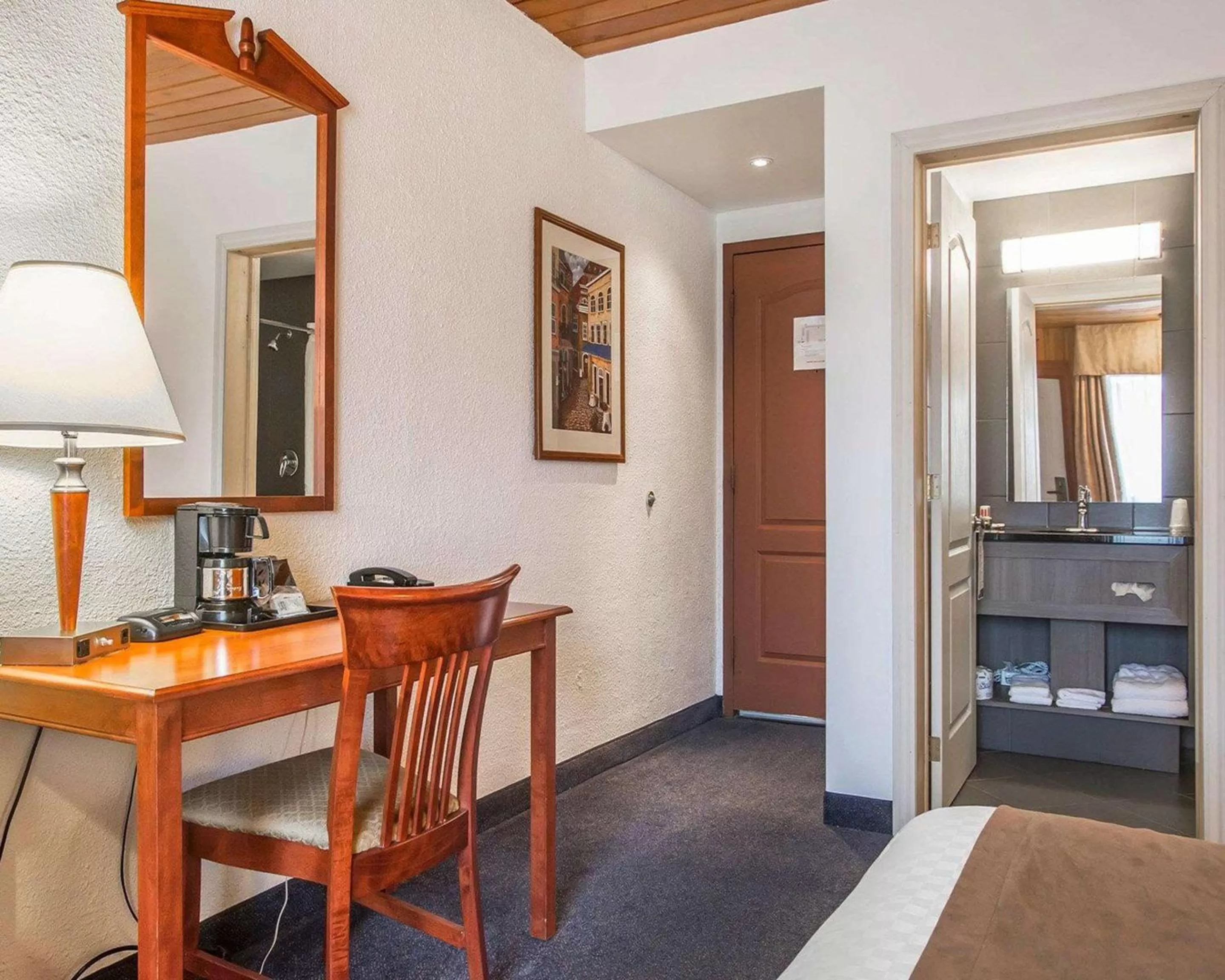 Photo of the whole room, Dining Area in Econo Lodge Forestville