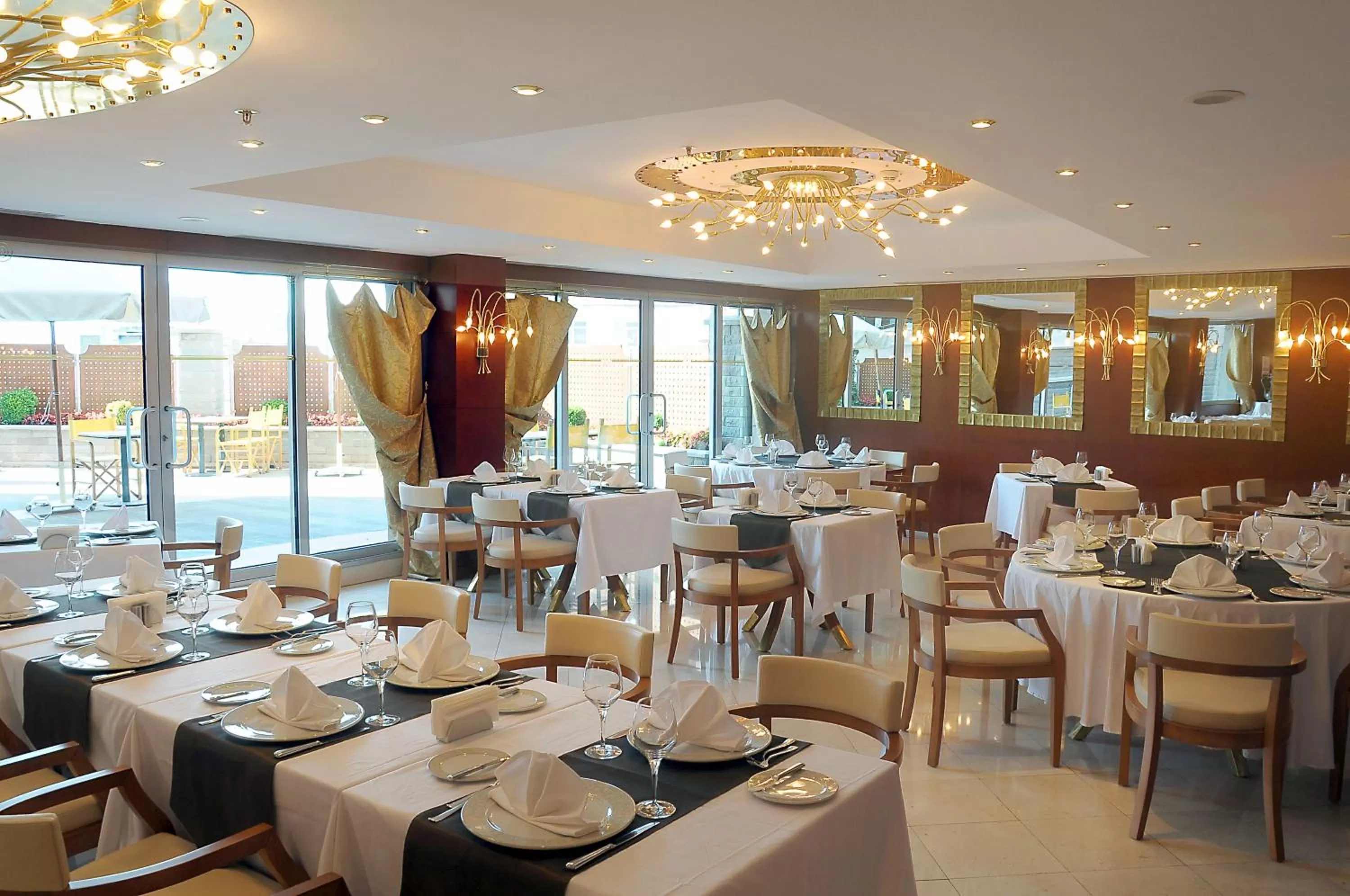 Restaurant/places to eat in Hotel Midi
