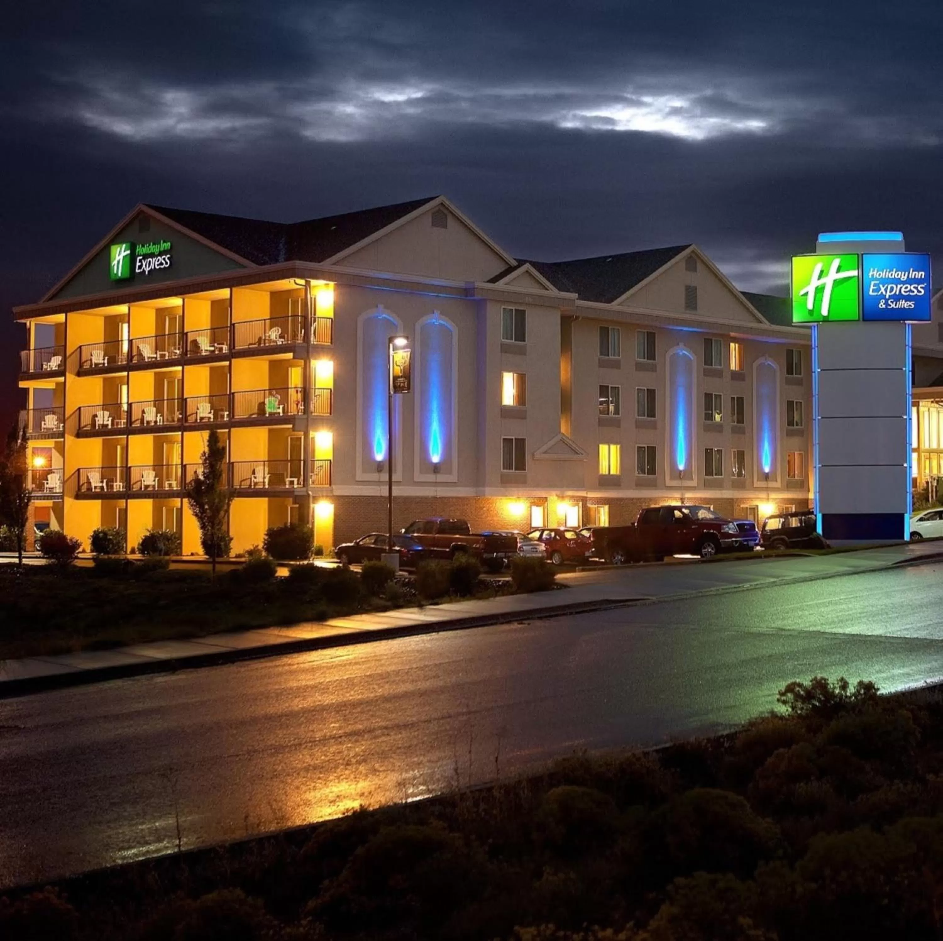 Property building in Holiday Inn Express Hotel & Suites Richland