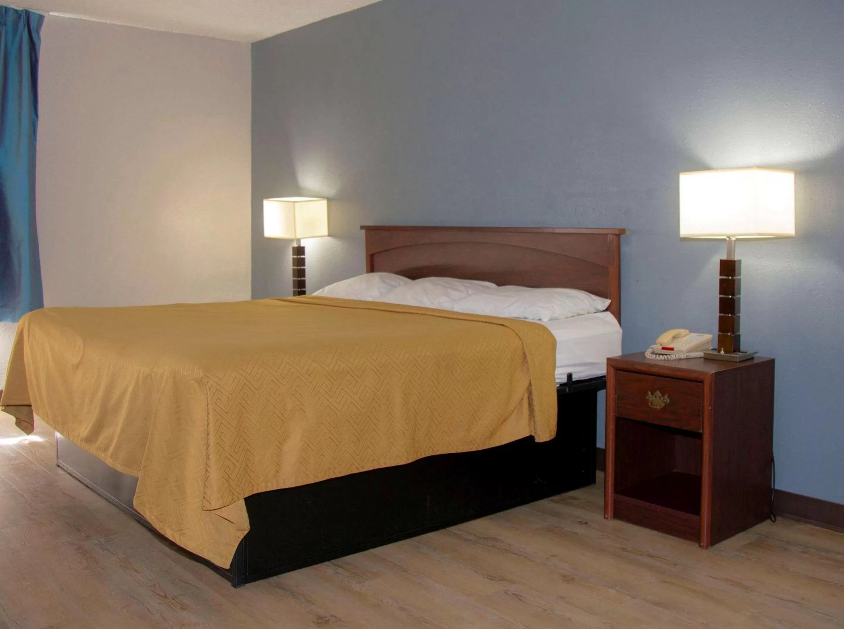 Photo of the whole room, Bed in Econo Lodge Ardmore