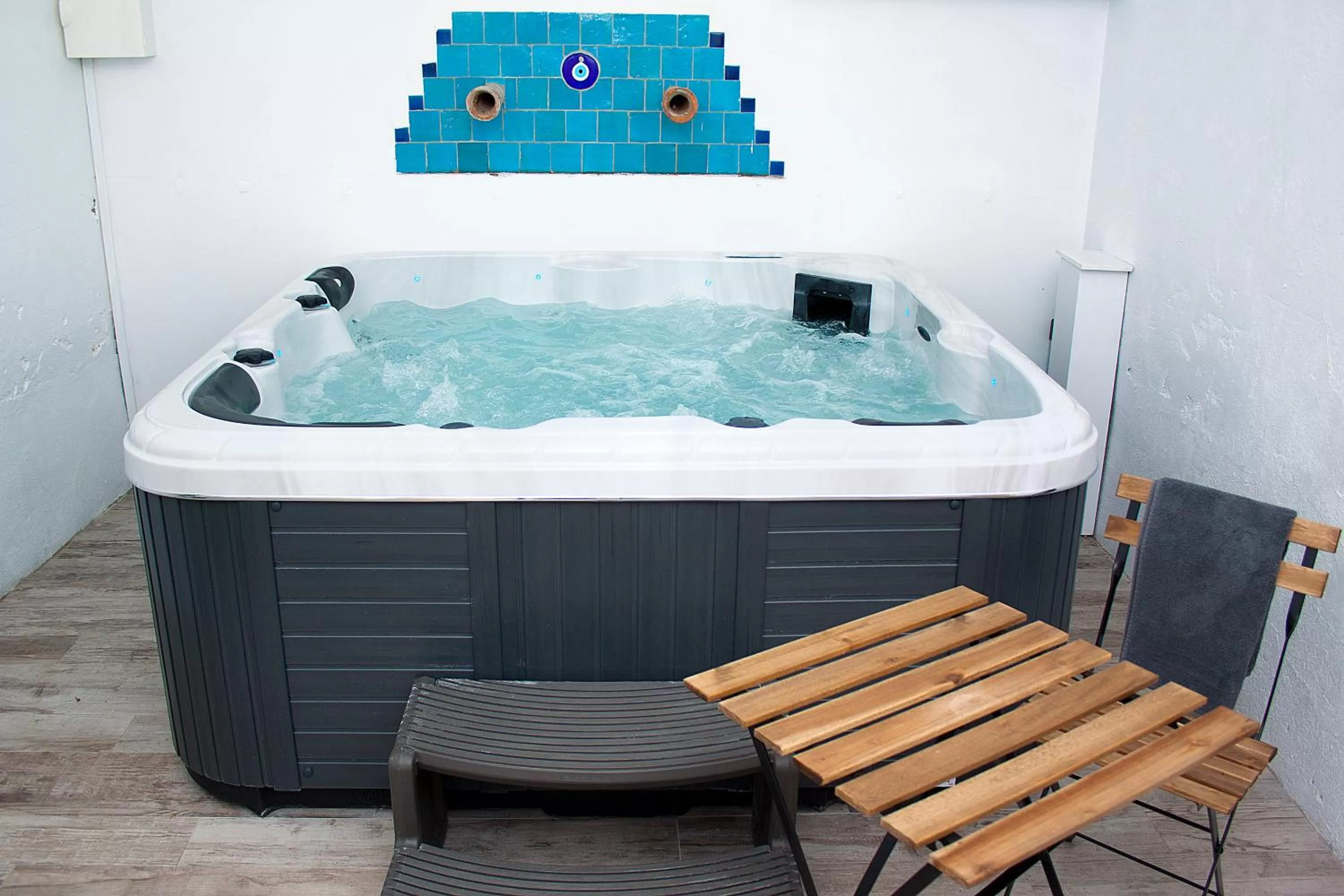 Hot Tub in Maison Saint Louis avec Jacuzzi