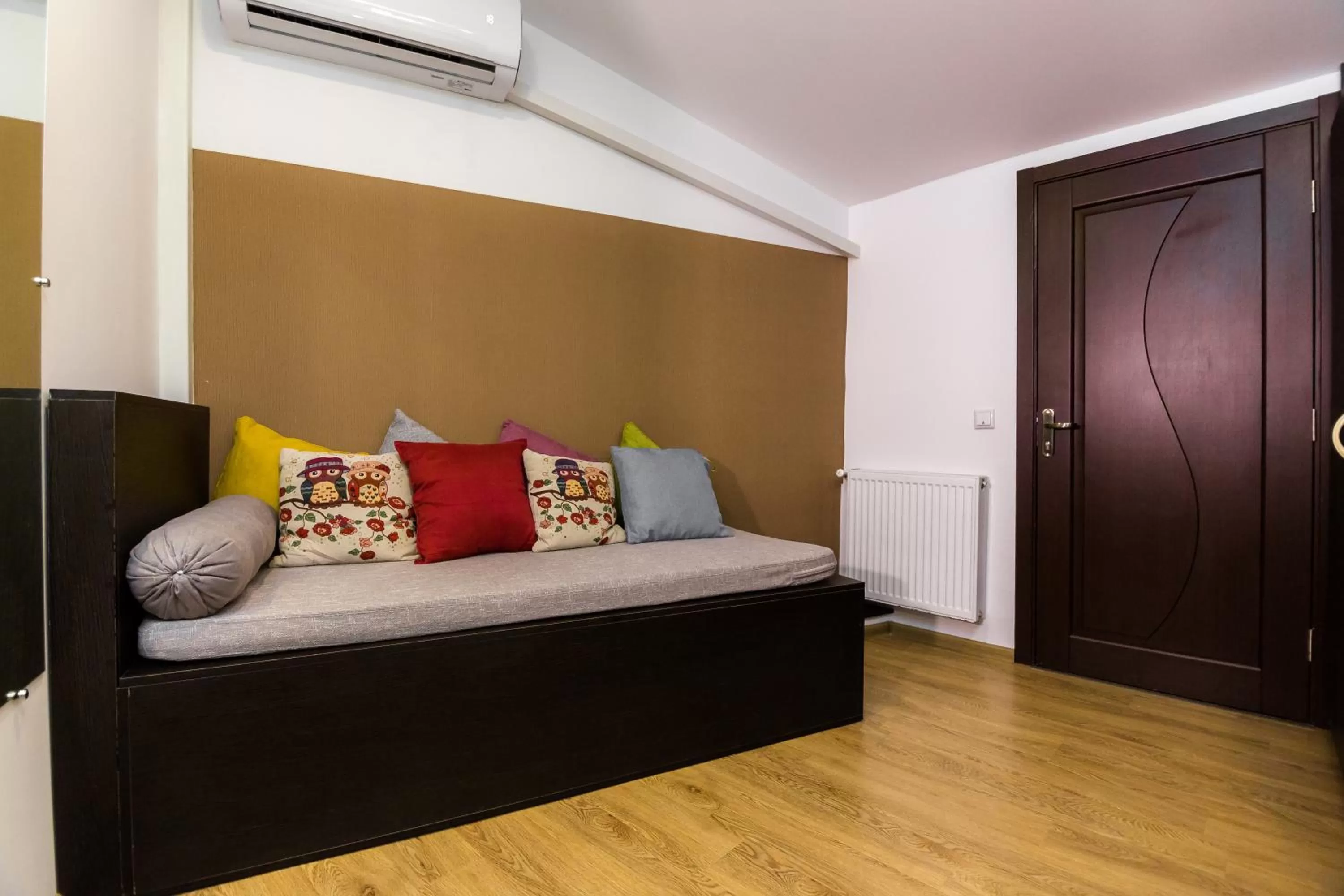 Bed, Seating Area in VovaDoma