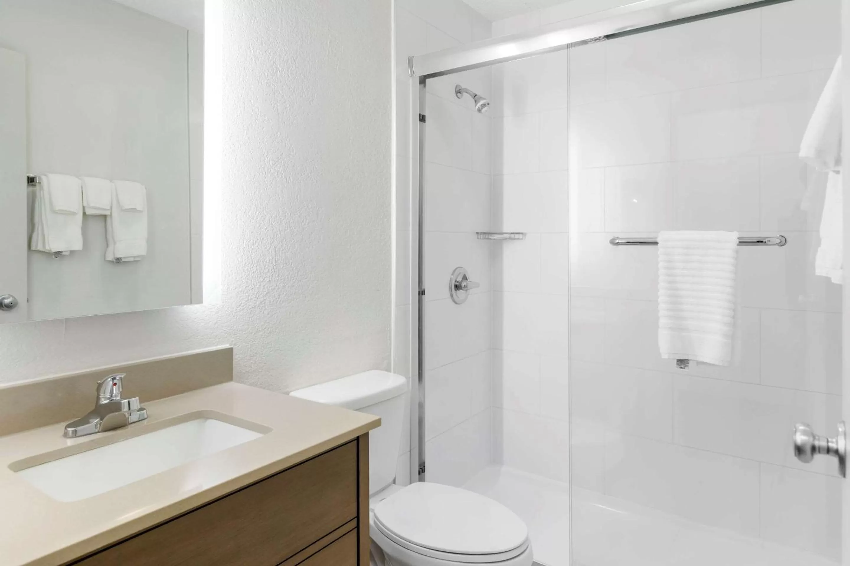 Bedroom in Comfort Inn Detroit - Troy