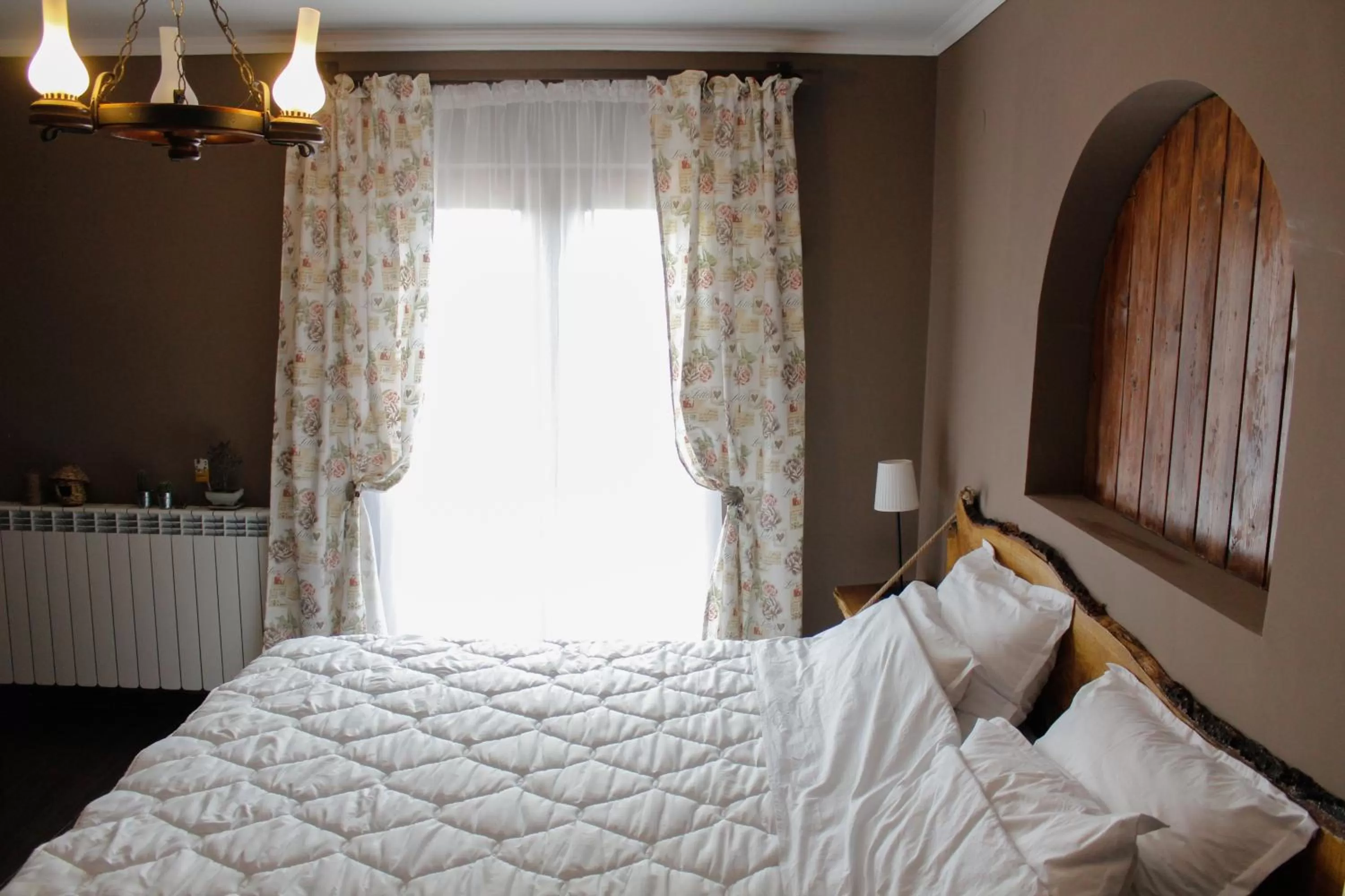 Day, Bed in Pensiunea Taverna Bucium