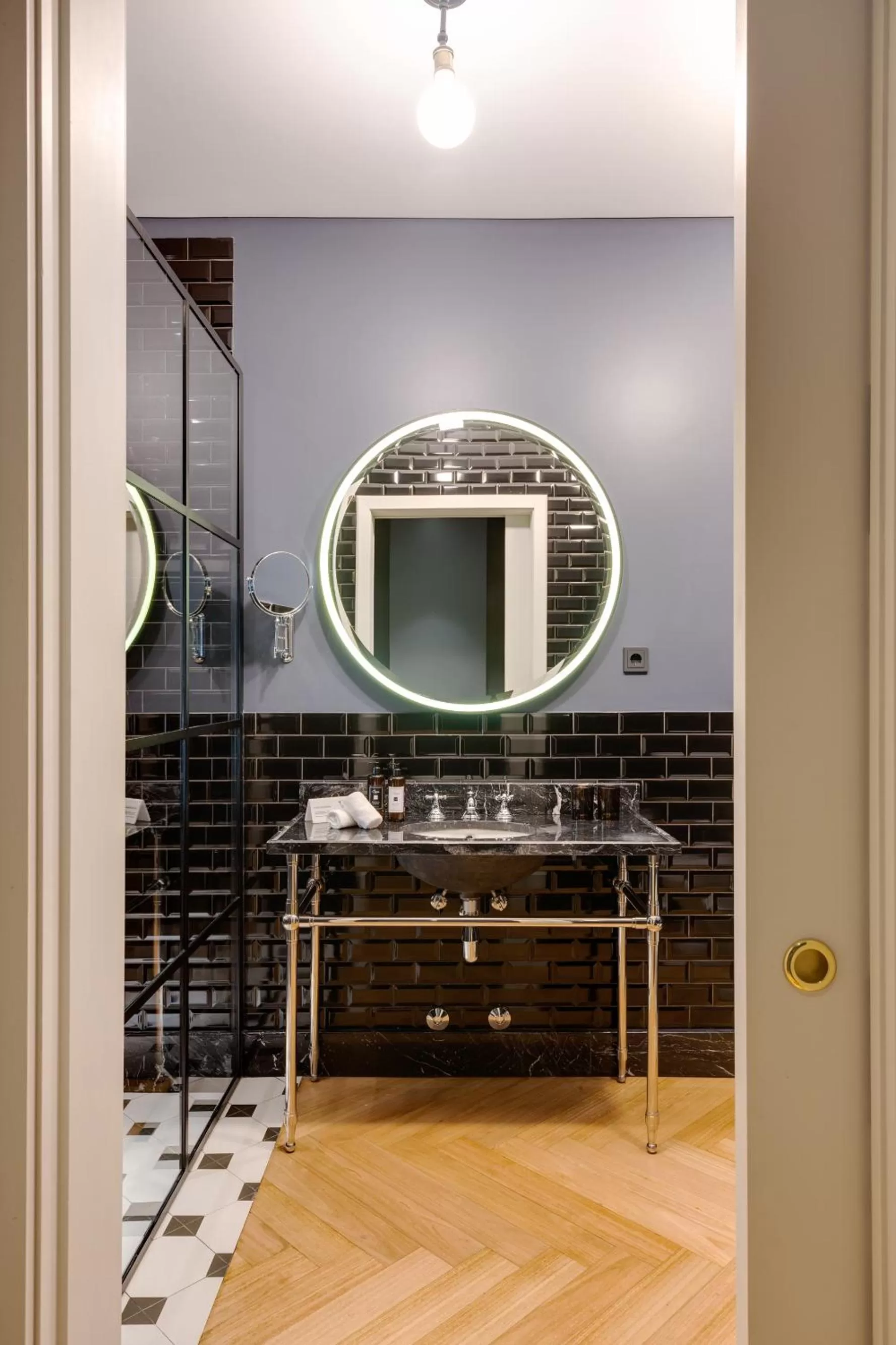 Bathroom in Portie Deluxe Suites by DA'HOME