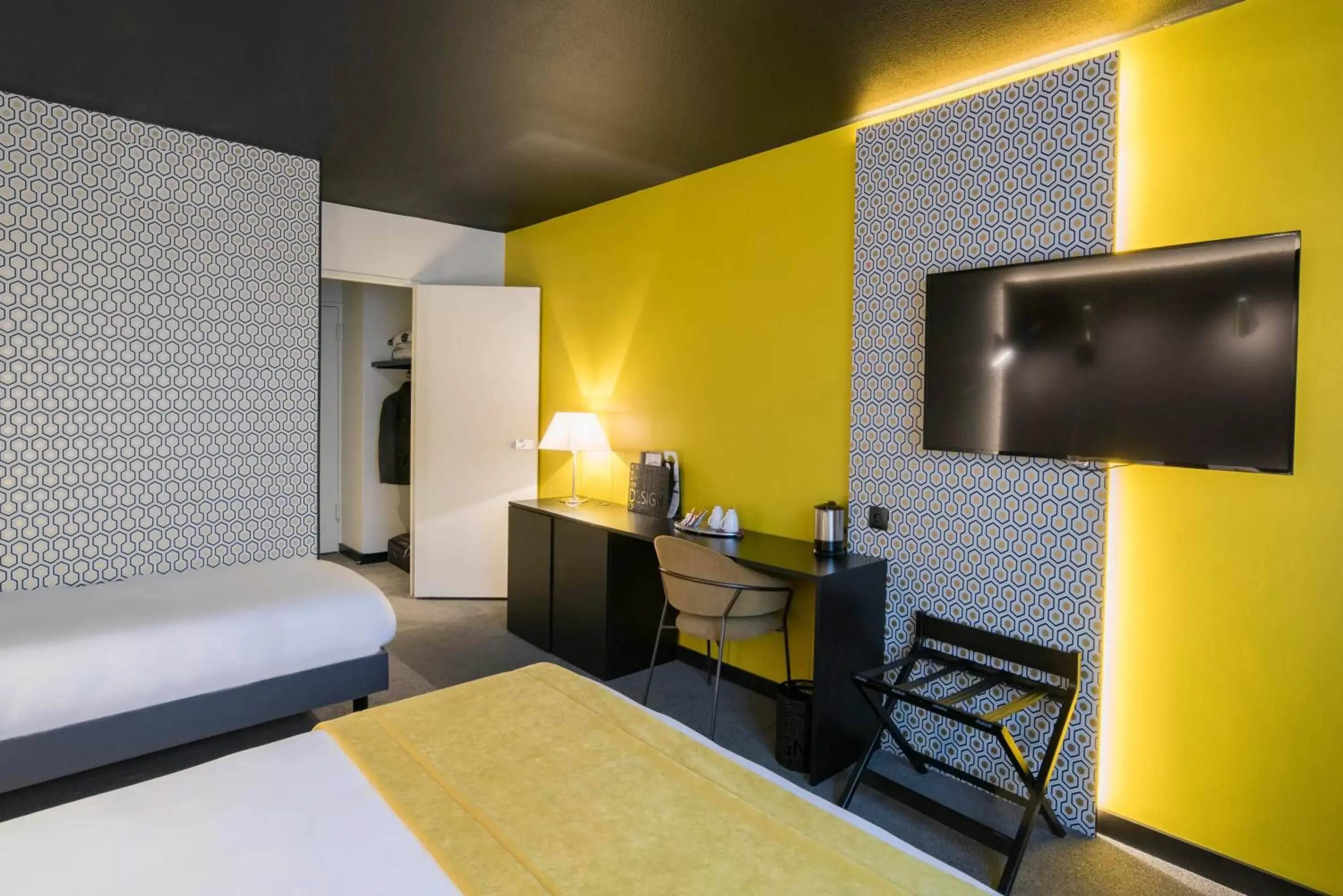 Family Superior Room with One Double Bed and One Single Bed in Mercure Arras Centre Gare Family Superior Room with One Double Bed and One Single Bed in Mercure Arras Centre Gare