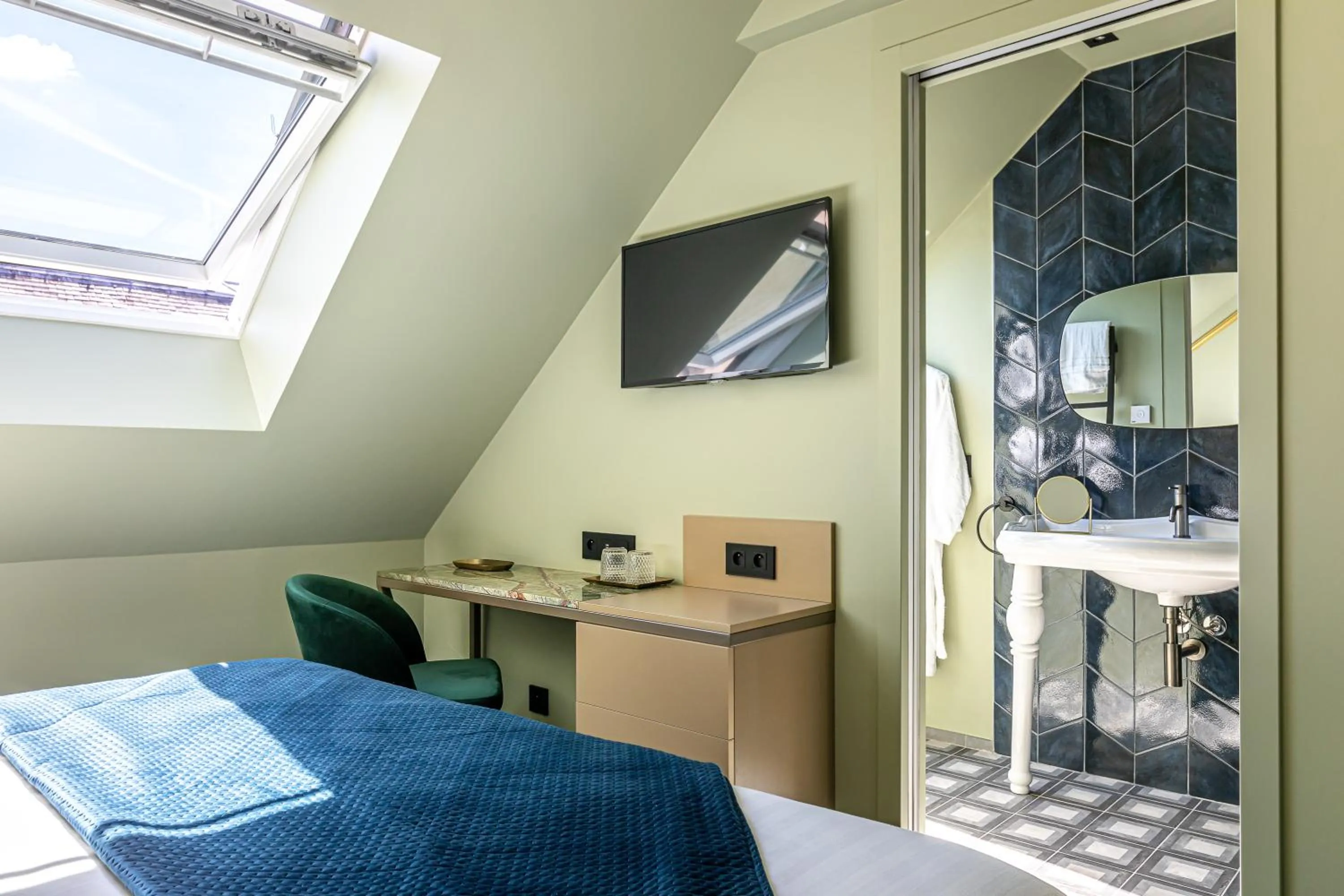 Bathroom, Bed in Hôtel Veryste & Spa Paris