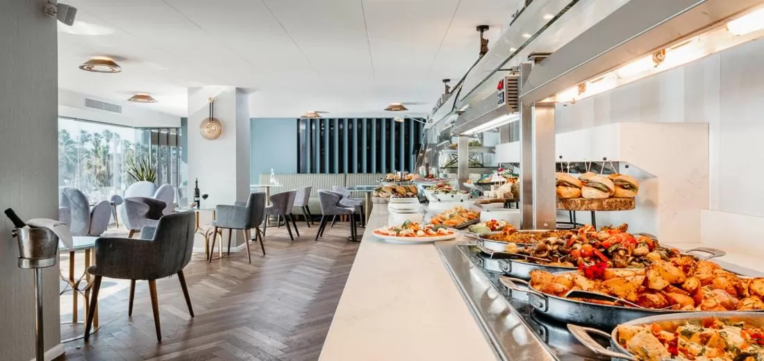 Food and drinks in Crowne Plaza Tel Aviv Beach by IHG