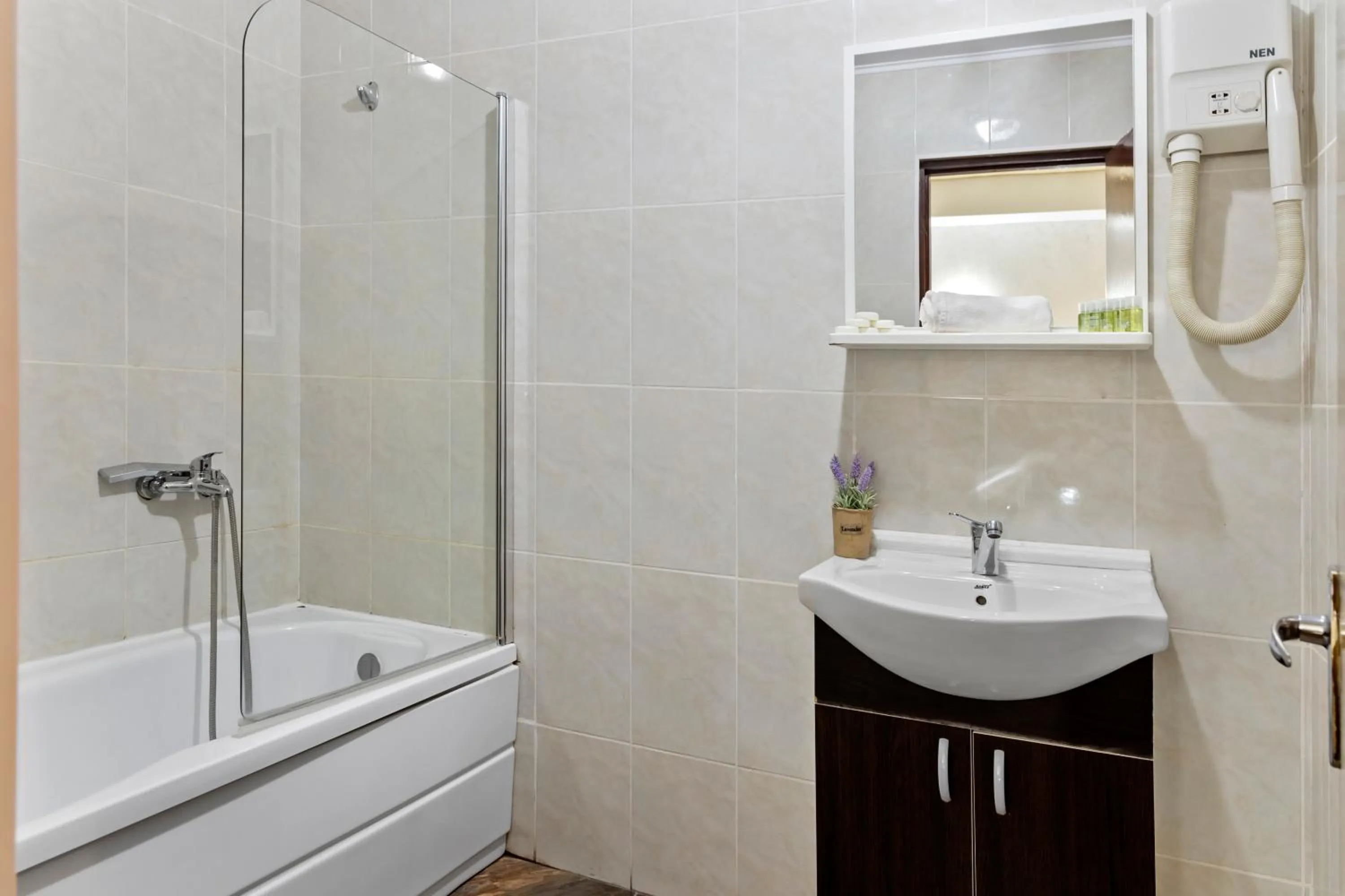 Bathroom in Hotel Charter Otopeni