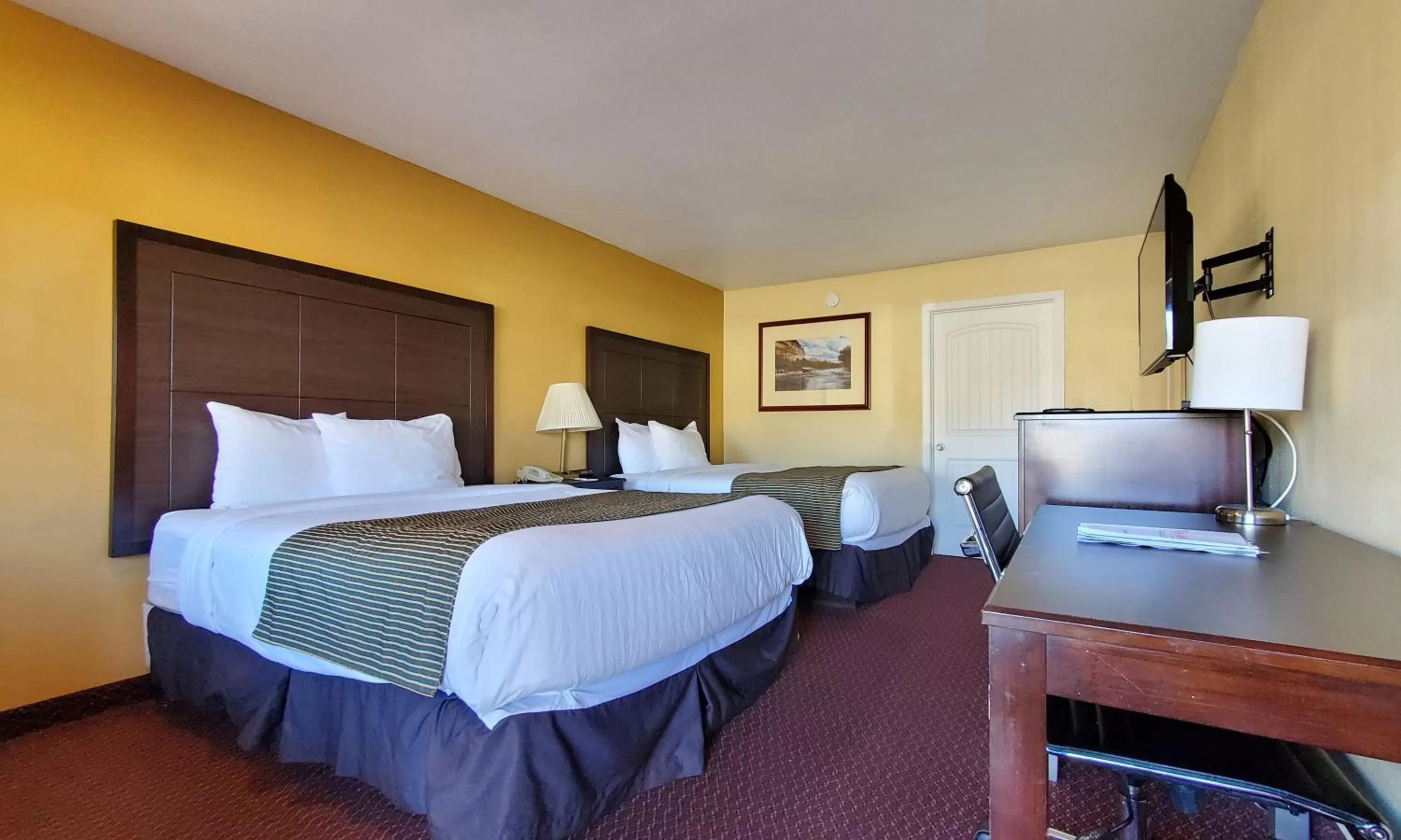 Photo of the whole room, Bed in Ramada by Wyndham Flagstaff East