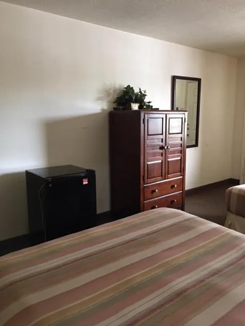 Photo of the whole room, Bed in Dinner Bell Motel