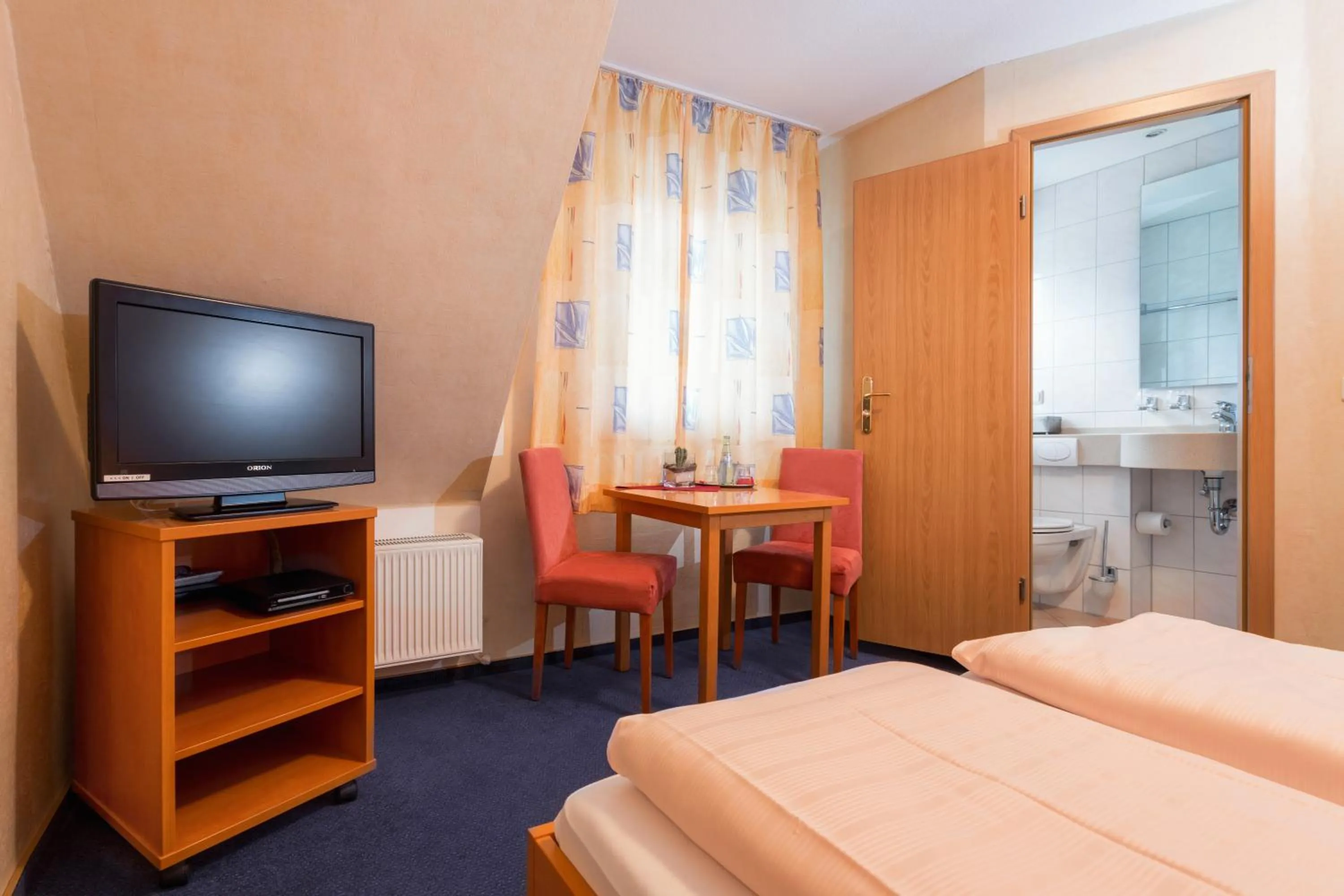 Bathroom, Bed in Stumbergers Hotel - free parking -