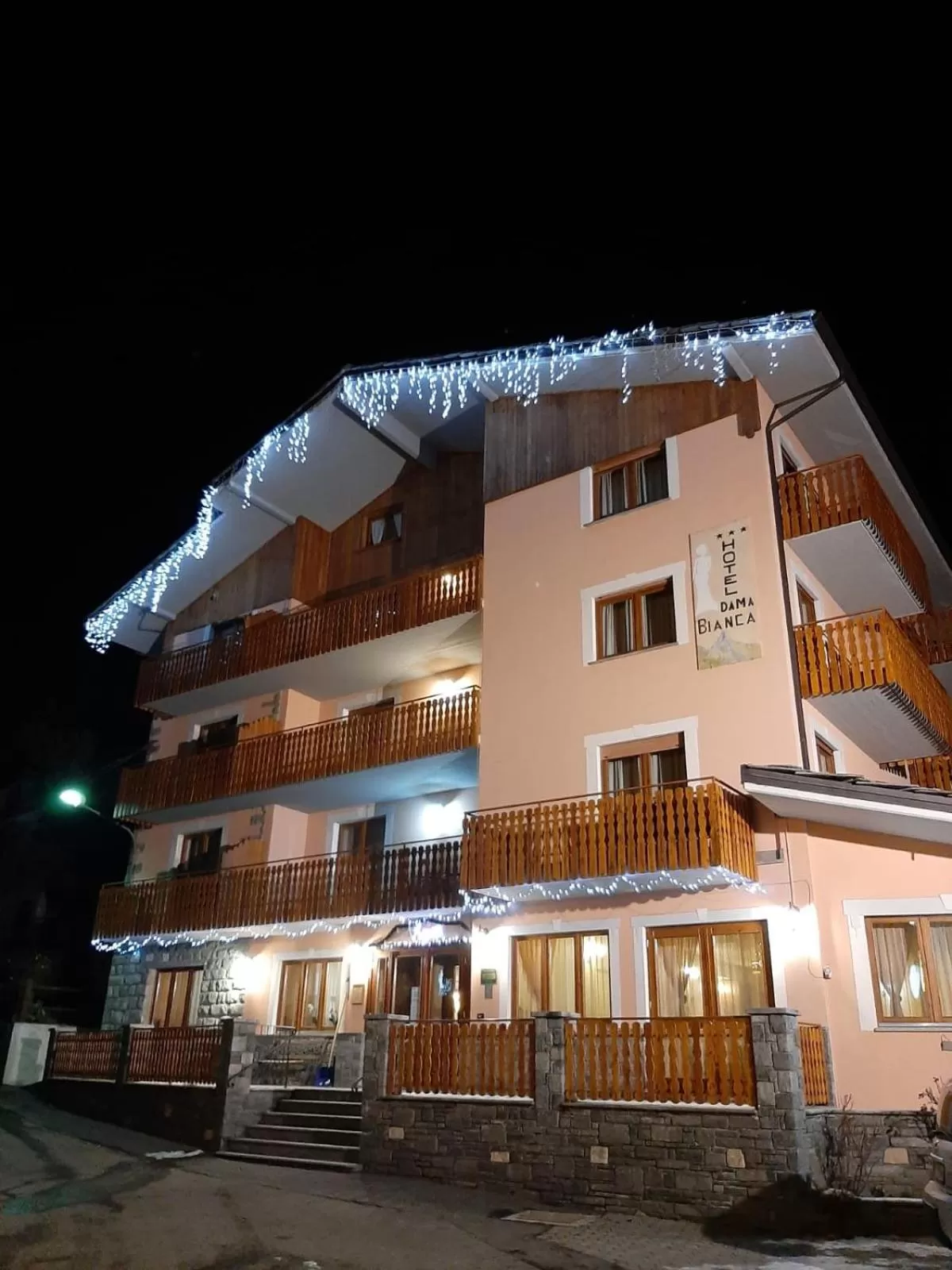 Night in Hotel Dama Bianca