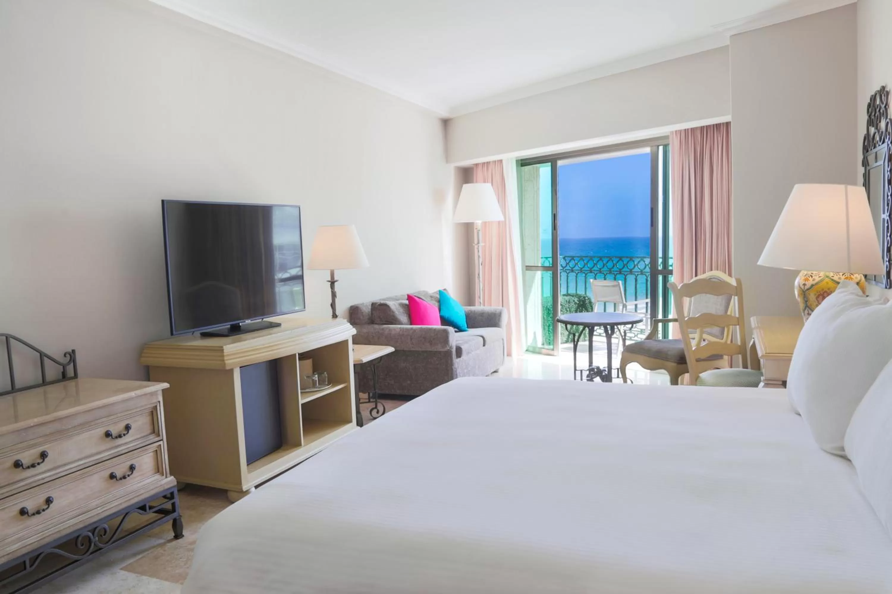 Deluxe Room (2 Adults + 1 Child) in Sandos Cancún All Inclusive - Adults Only