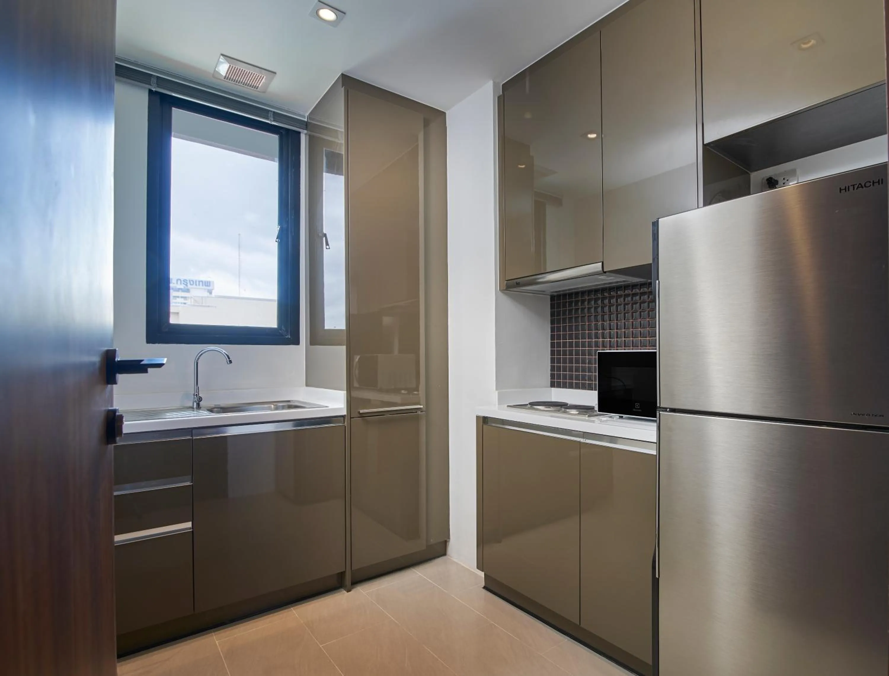 Kitchen or kitchenette in Amp Am House Bangkok Hotel