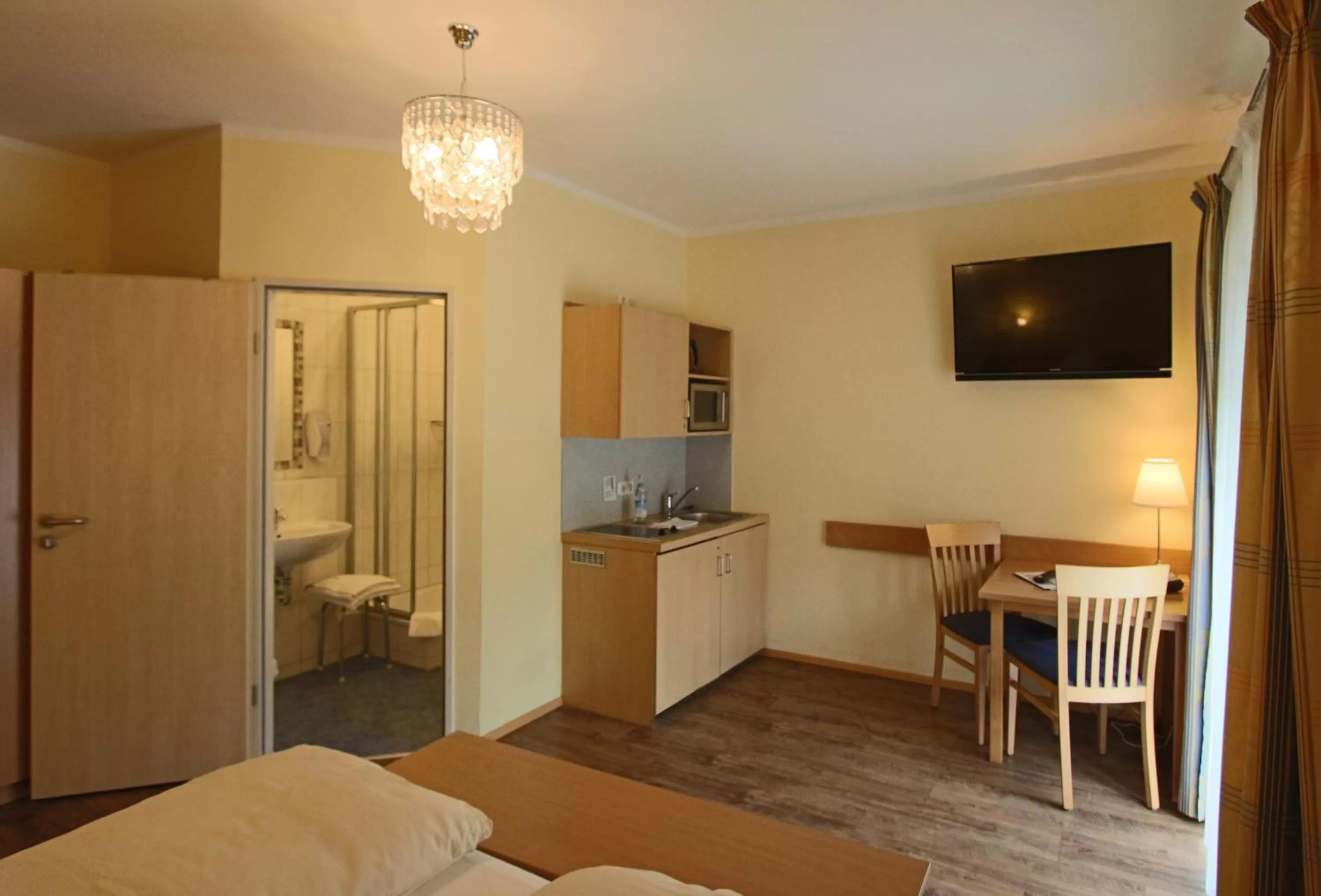 TV and multimedia, Bed in Gästehaus Zehmerhof bei Erding