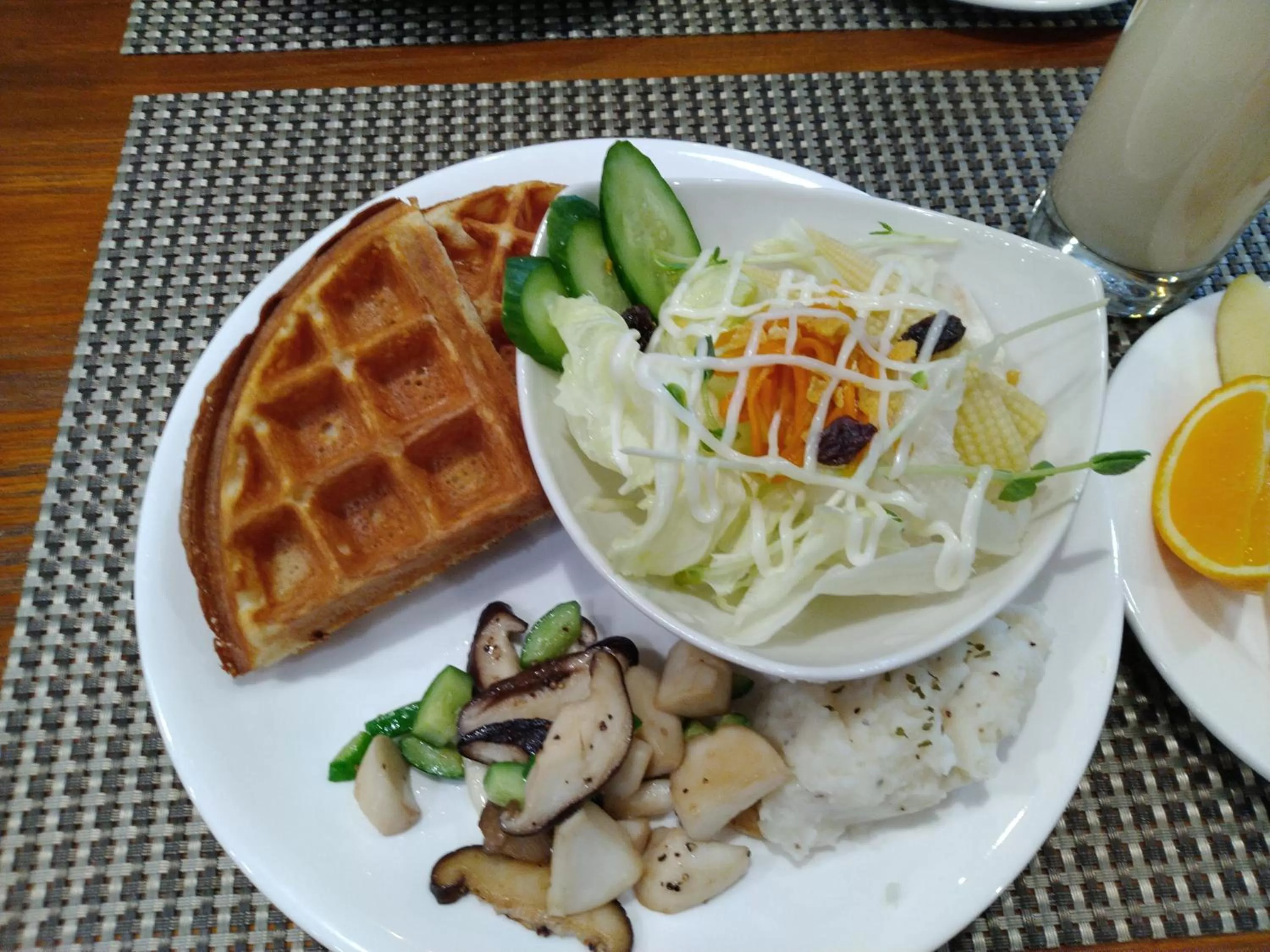 Breakfast, Food in Alien B&B