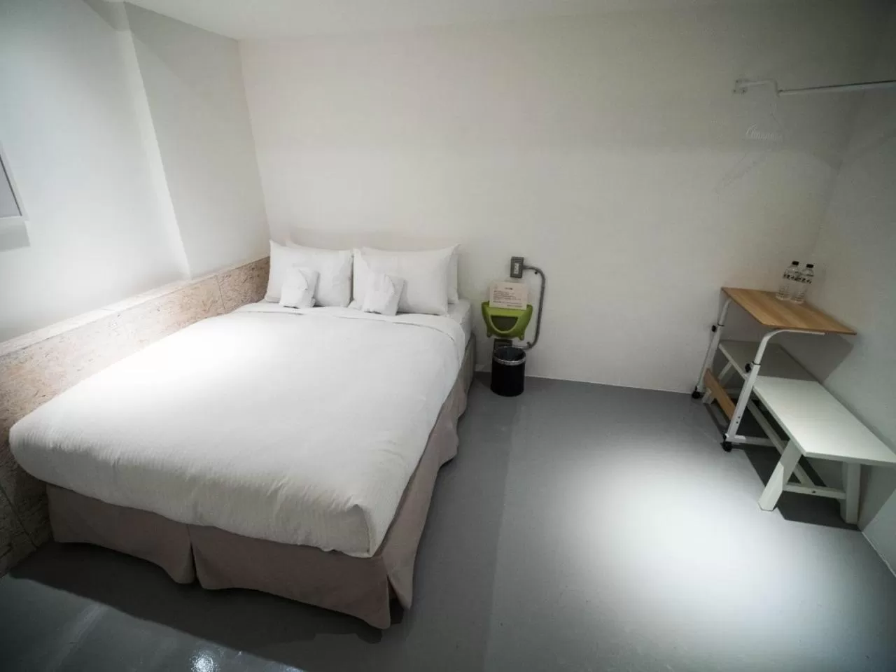 Photo of the whole room, Bed in King Wow Inn