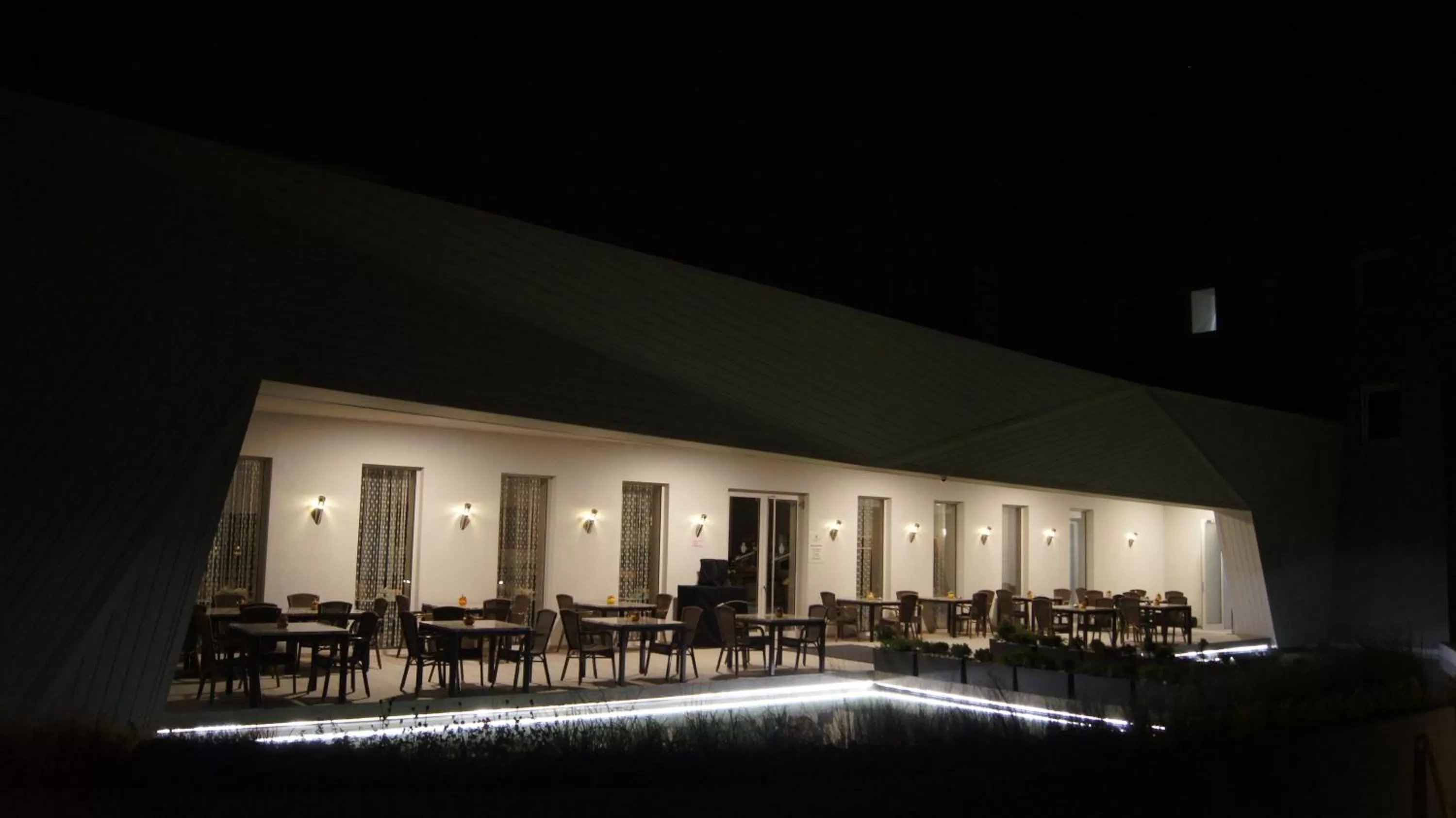 Restaurant/places to eat in Anna Hotel