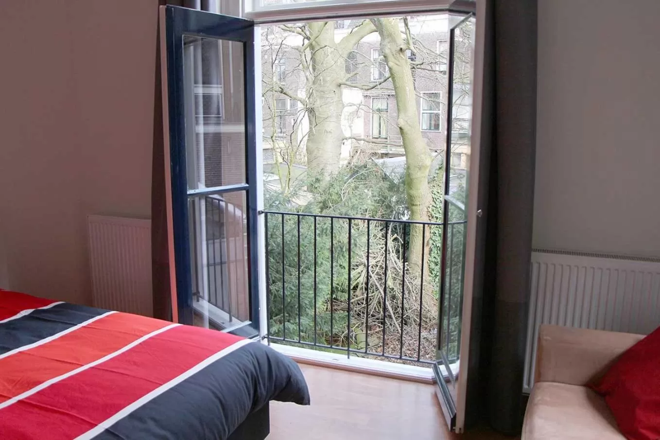 Garden view, Bed in B&B Utrecht Domkwartier