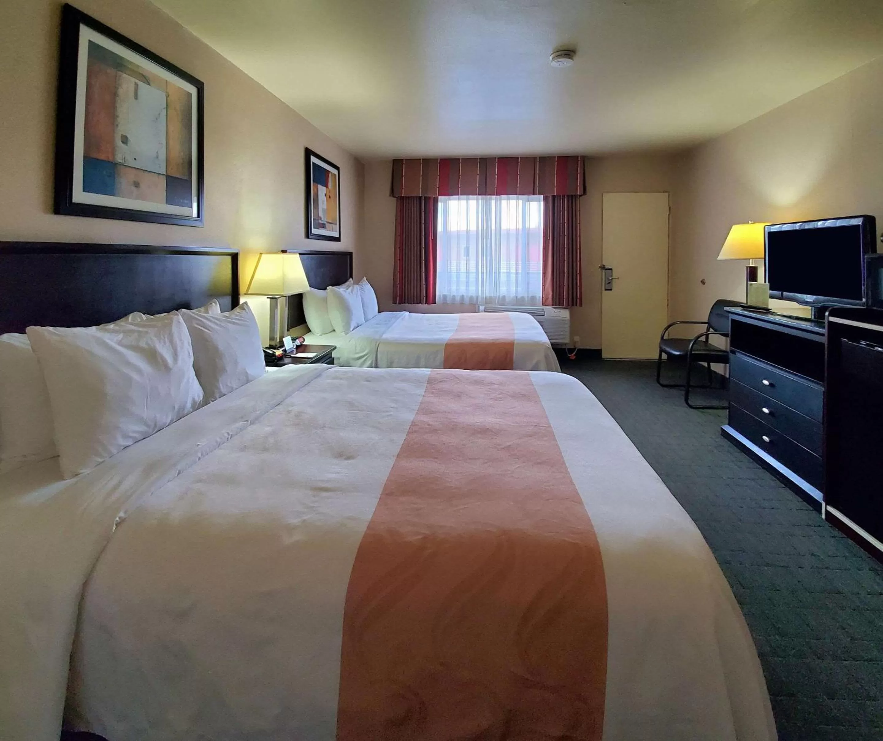 Bedroom, Bed in Quality Inn & Suites Anaheim at the Park