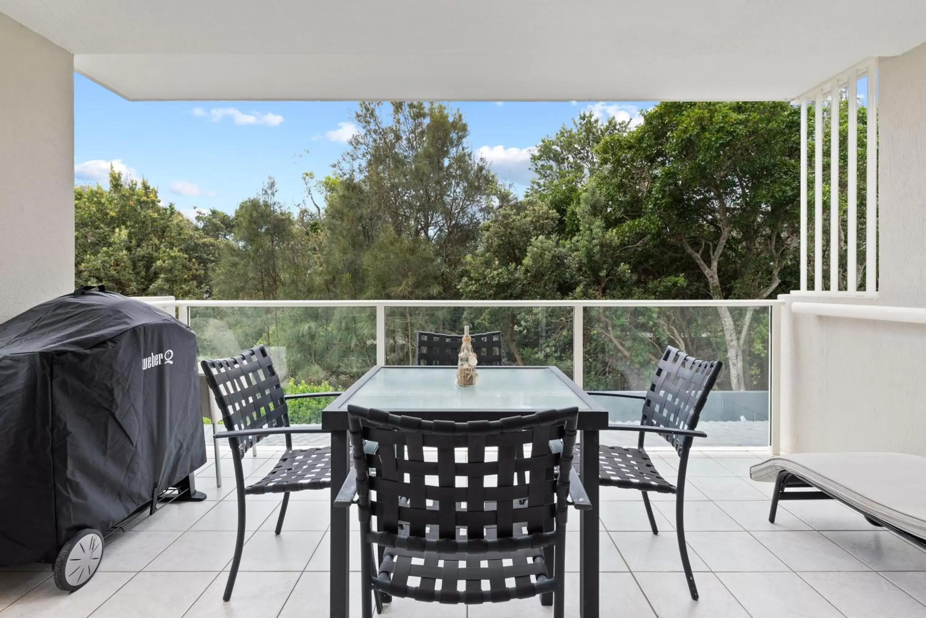 Deluxe Two-Bedroom Apartment - Garden View in 84 The Spit Holiday Apartments Deluxe Two-Bedroom Apartment - Garden View in 84 The Spit Holiday Apartments