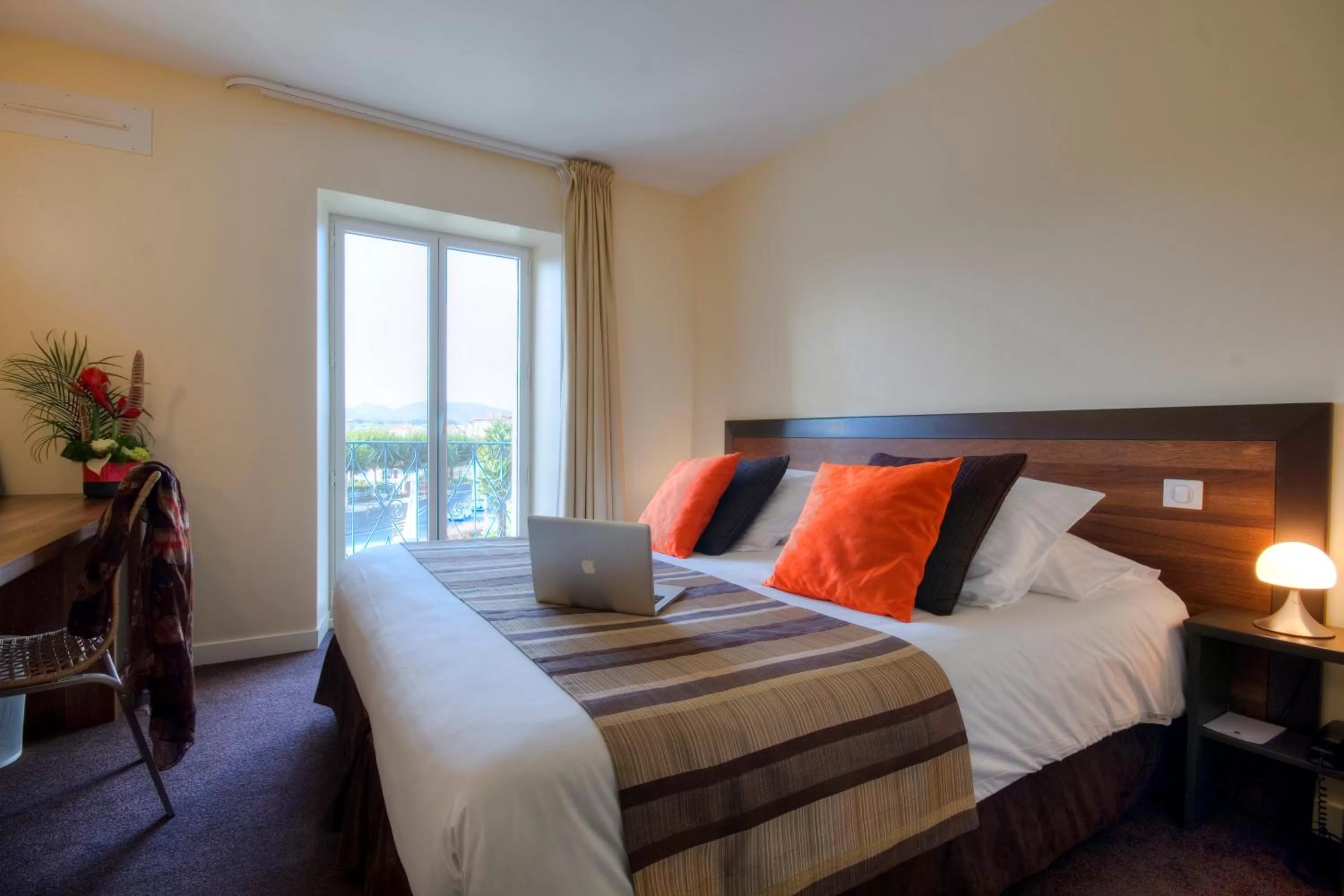 King Room with Balcony in Hotel Le Relais Saint-Jacques