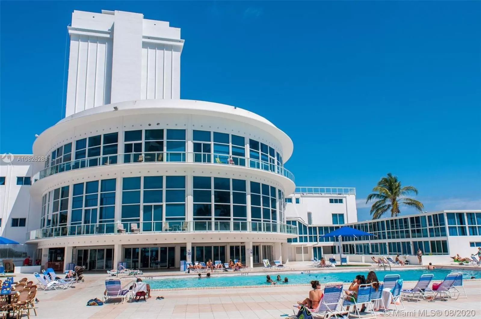 Swimming pool, Property Building in Girasole Rentals