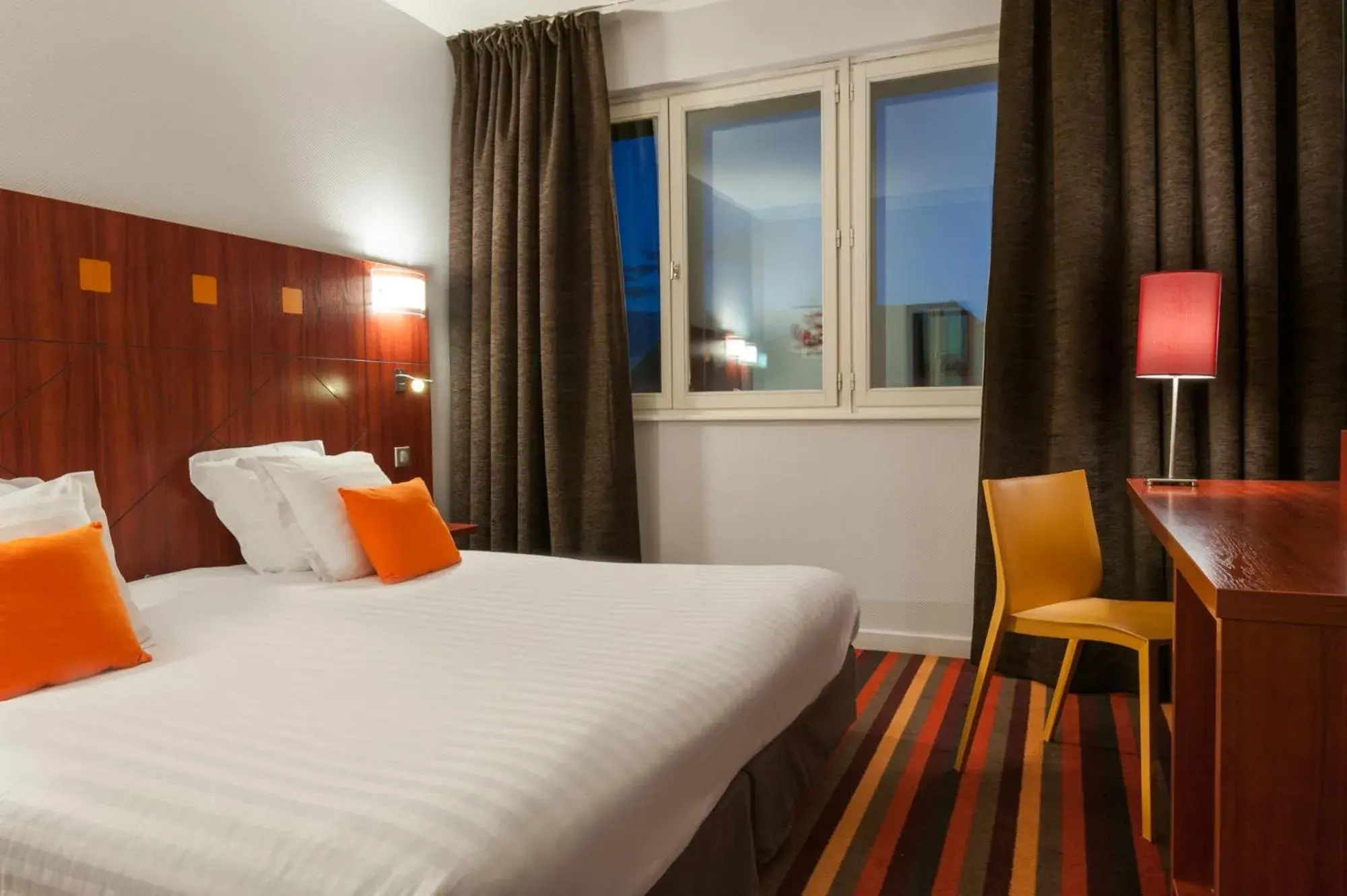 Premium Double Room in The Originals Boutique, Hôtel Le Pariou, Issoire Premium Double Room in The Originals Boutique, Hôtel Le Pariou, Issoire