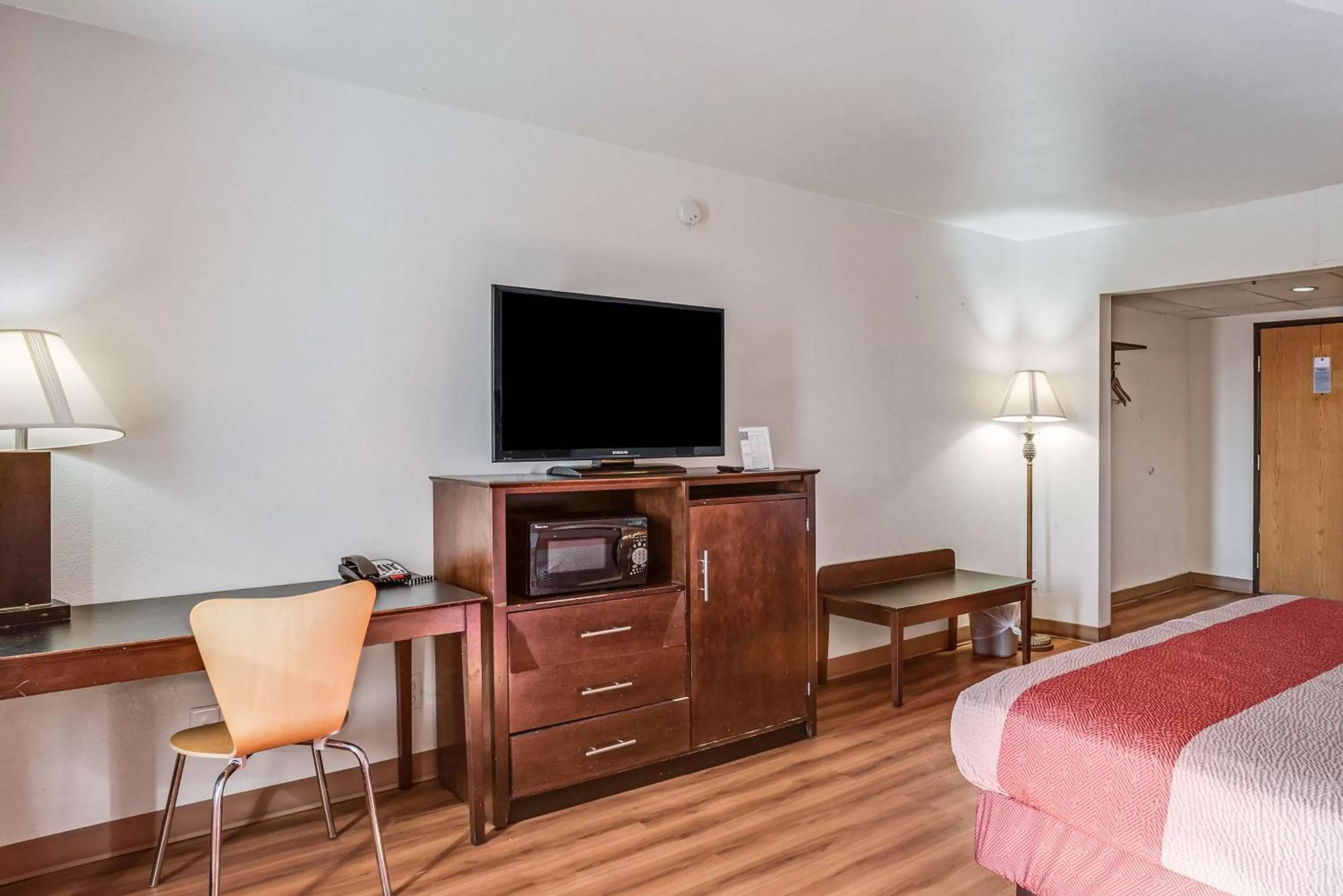 TV and multimedia, Bed in Motel 6-Levittown, PA - Bensalem