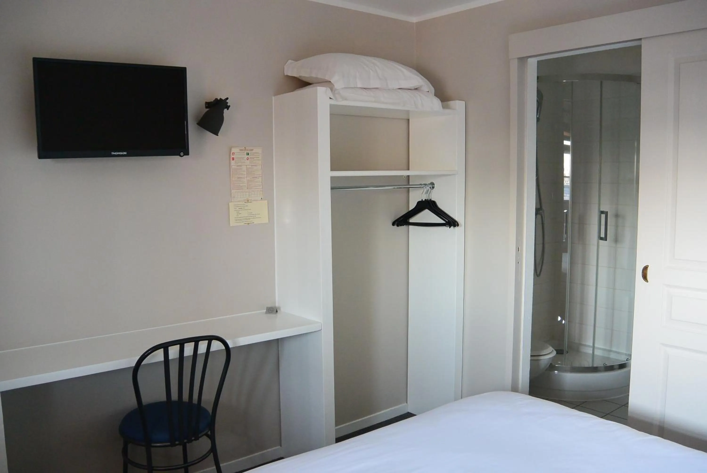 Bed in Hotel Nuit Et Jour - La Maison de Lucile